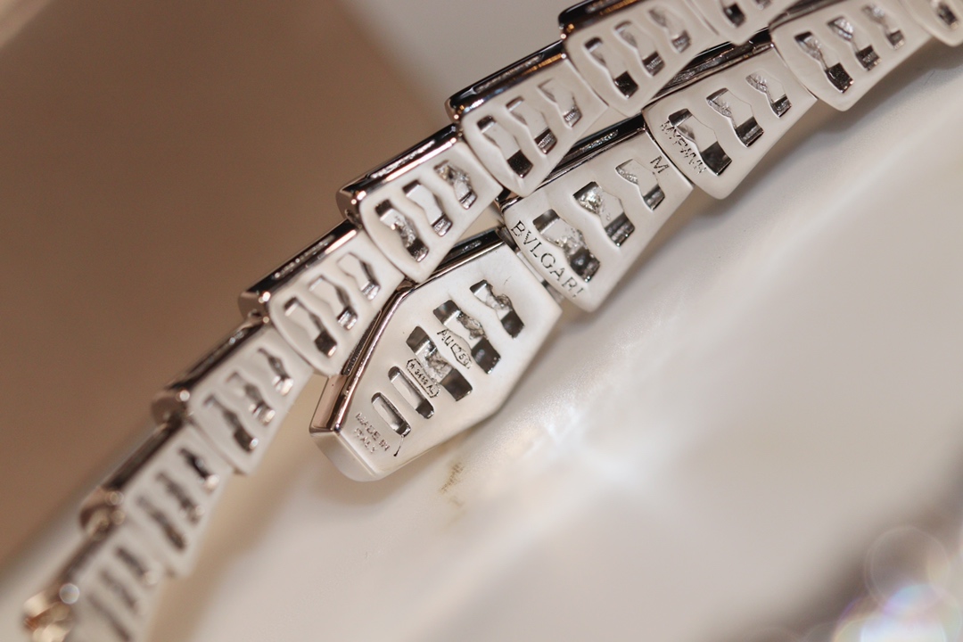 批发价💰230
极力推荐🎉BV弹力蛇手镯！
zp16w+  真金真钻，
咱家通体V金材质 升级为ZP版型
独家采用顶级进口弹片，既体现了蛇的灵性，也能轻松佩戴，就是生产太磨人，
专柜码数M