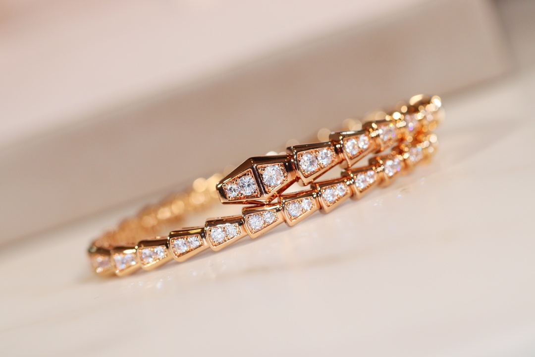 批发价💰230
极力推荐🎉BV弹力蛇手镯！
zp16w+  真金真钻，
咱家通体V金材质 升级为ZP版型
独家采用顶级进口弹片，既体现了蛇的灵性，也能轻松佩戴，就是生产太磨人，
专柜码数M