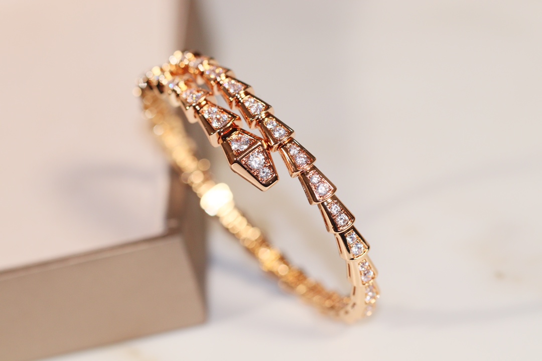 批发价💰230
极力推荐🎉BV弹力蛇手镯！
zp16w+  真金真钻，
咱家通体V金材质 升级为ZP版型
独家采用顶级进口弹片，既体现了蛇的灵性，也能轻松佩戴，就是生产太磨人，
专柜码数M