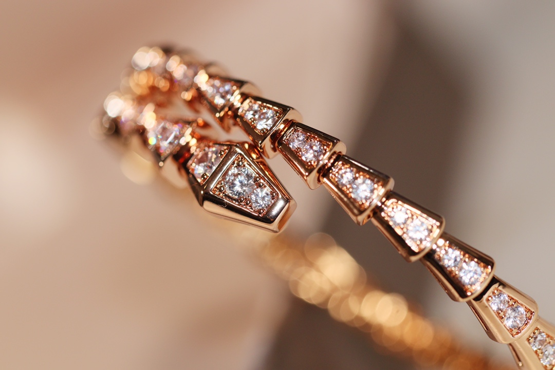 批发价💰230
极力推荐🎉BV弹力蛇手镯！
zp16w+  真金真钻，
咱家通体V金材质 升级为ZP版型
独家采用顶级进口弹片，既体现了蛇的灵性，也能轻松佩戴，就是生产太磨人，
专柜码数M