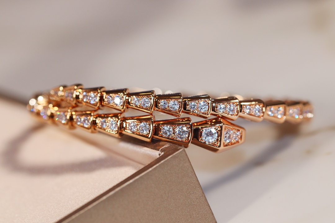 批发价💰230
极力推荐🎉BV弹力蛇手镯！
zp16w+  真金真钻，
咱家通体V金材质 升级为ZP版型
独家采用顶级进口弹片，既体现了蛇的灵性，也能轻松佩戴，就是生产太磨人，
专柜码数M