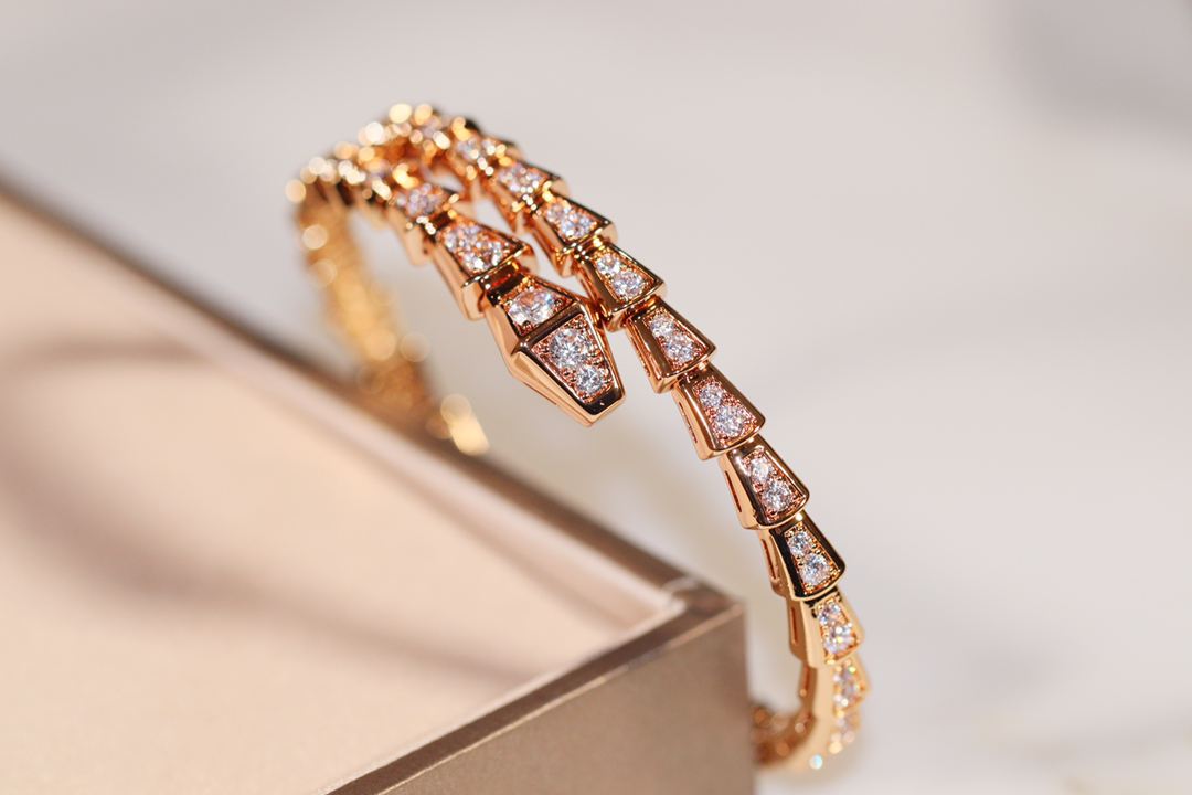 批发价💰230
极力推荐🎉BV弹力蛇手镯！
zp16w+  真金真钻，
咱家通体V金材质 升级为ZP版型
独家采用顶级进口弹片，既体现了蛇的灵性，也能轻松佩戴，就是生产太磨人，
专柜码数M