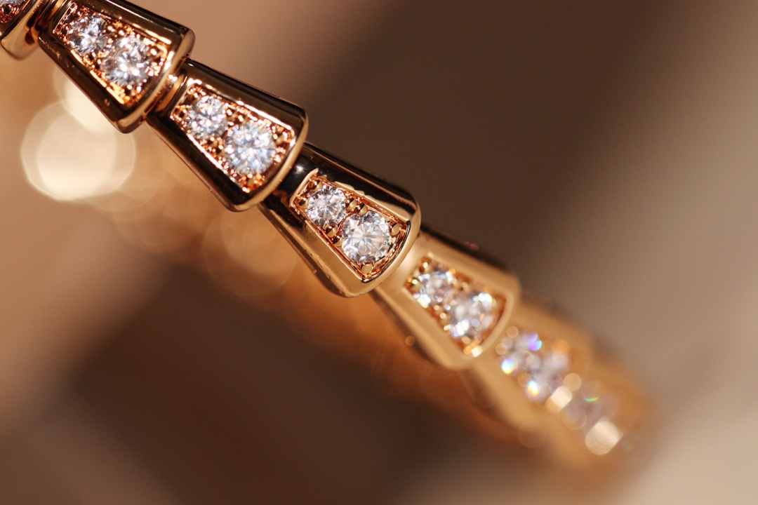 批发价💰230
极力推荐🎉BV弹力蛇手镯！
zp16w+  真金真钻，
咱家通体V金材质 升级为ZP版型
独家采用顶级进口弹片，既体现了蛇的灵性，也能轻松佩戴，就是生产太磨人，
专柜码数M