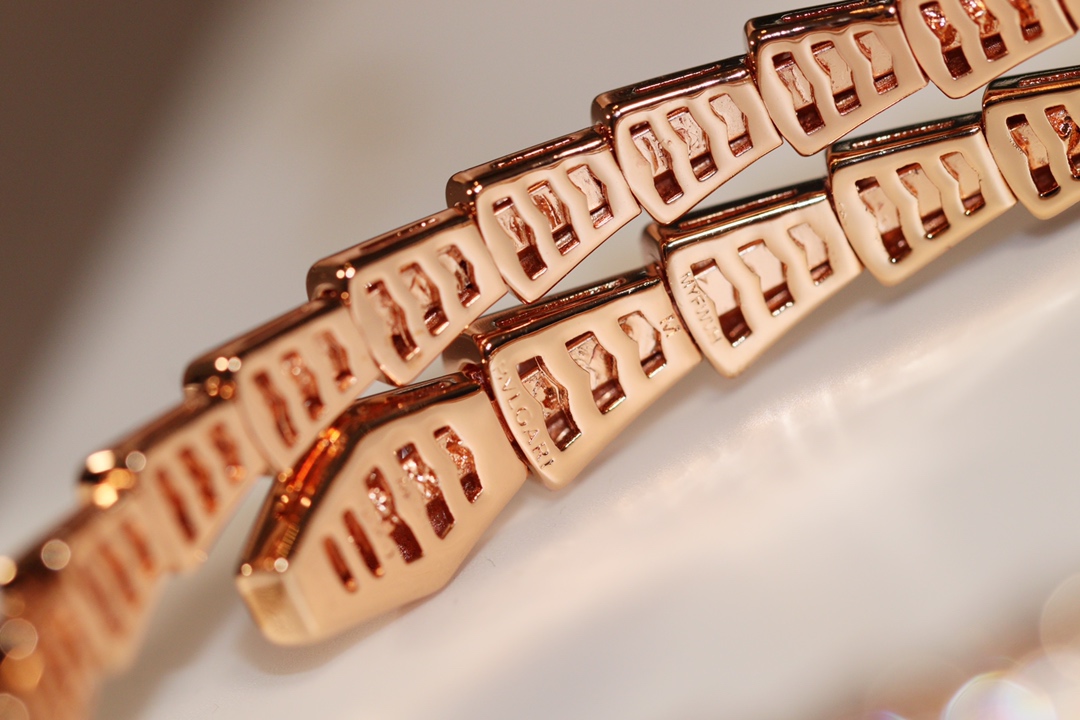 批发价💰230
极力推荐🎉BV弹力蛇手镯！
zp16w+  真金真钻，
咱家通体V金材质 升级为ZP版型
独家采用顶级进口弹片，既体现了蛇的灵性，也能轻松佩戴，就是生产太磨人，
专柜码数M