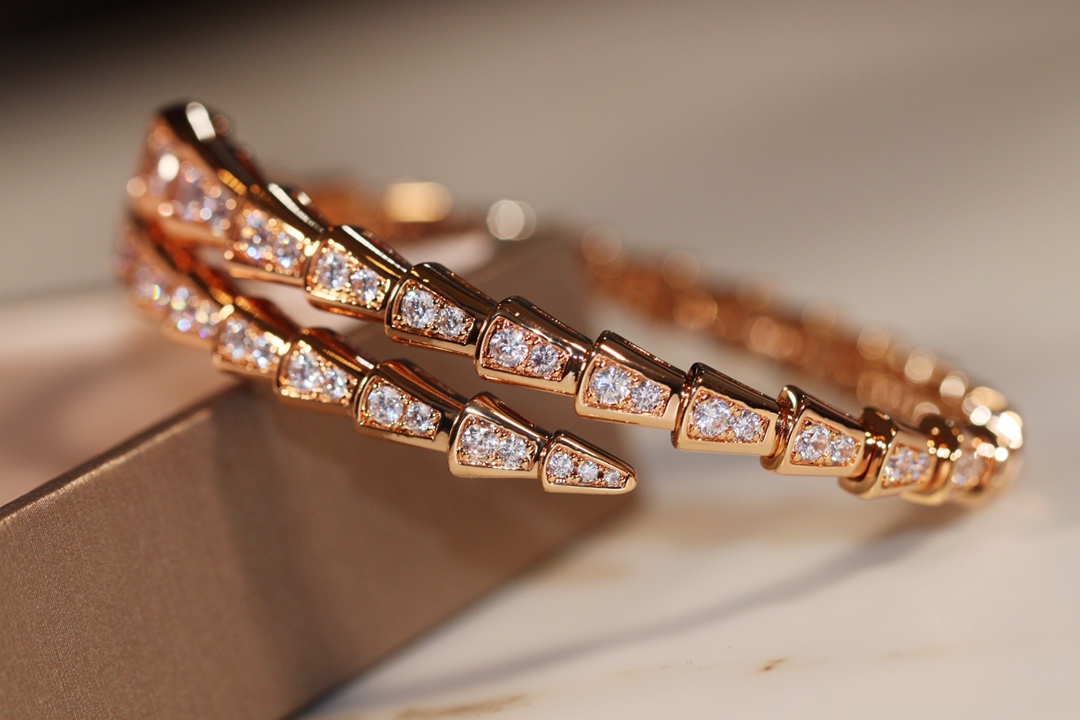 批发价💰230
极力推荐🎉BV弹力蛇手镯！
zp16w+  真金真钻，
咱家通体V金材质 升级为ZP版型
独家采用顶级进口弹片，既体现了蛇的灵性，也能轻松佩戴，就是生产太磨人，
专柜码数M