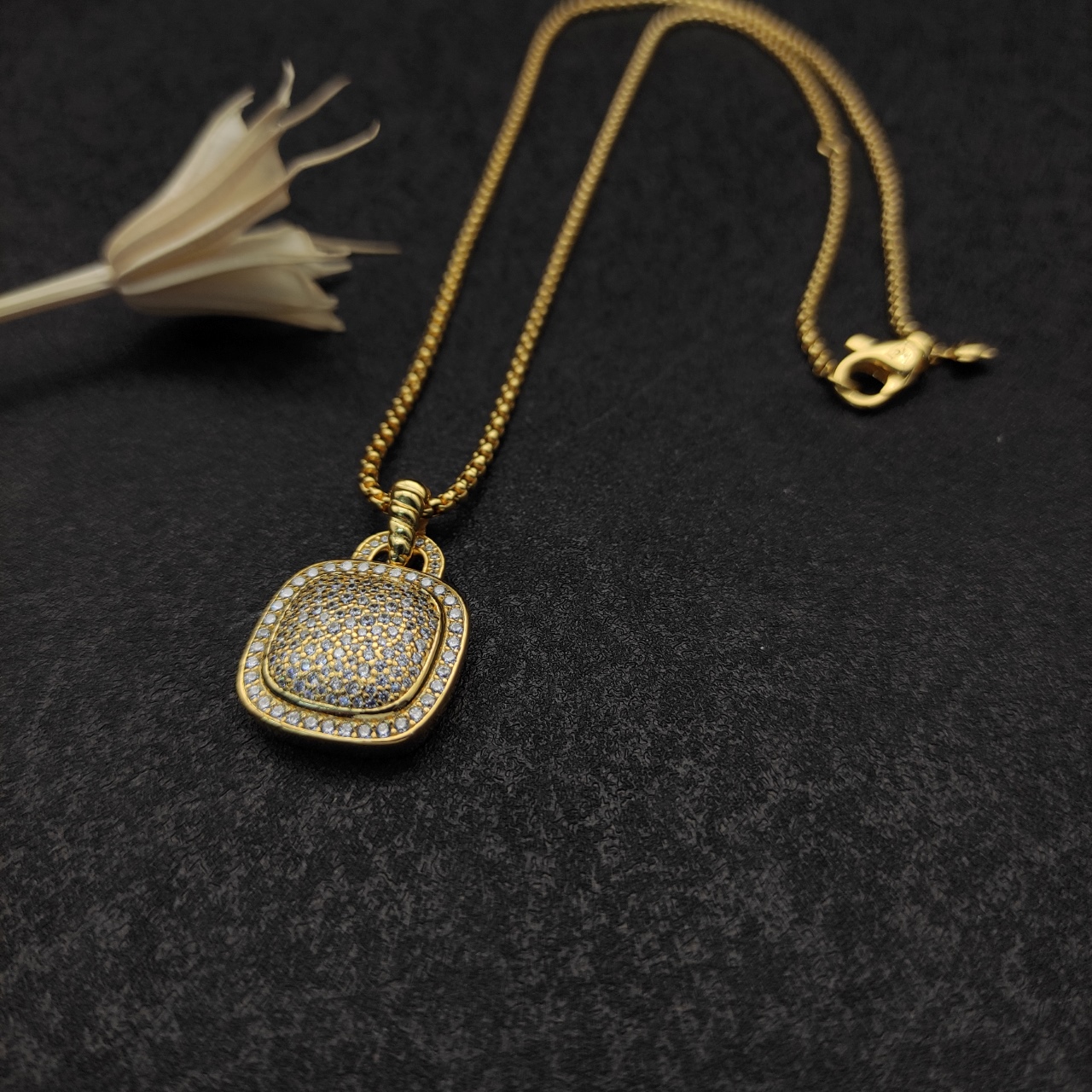 NO:112400,New. David Yurman Gold 18mm Square Diamond Full Diamond Necklace. Type style. Chain thickness 2mm, length 45 5cm delay chain No. DYXL-086, jewelry quality, necklace, gold19860909上新.David Yurman 黄金色18mm四方钻满钻项链.种款式.链条粗2mm,长度45 5cm延迟链 编号DYXL-086,饰品精品,necklace,gold,Jewelry
