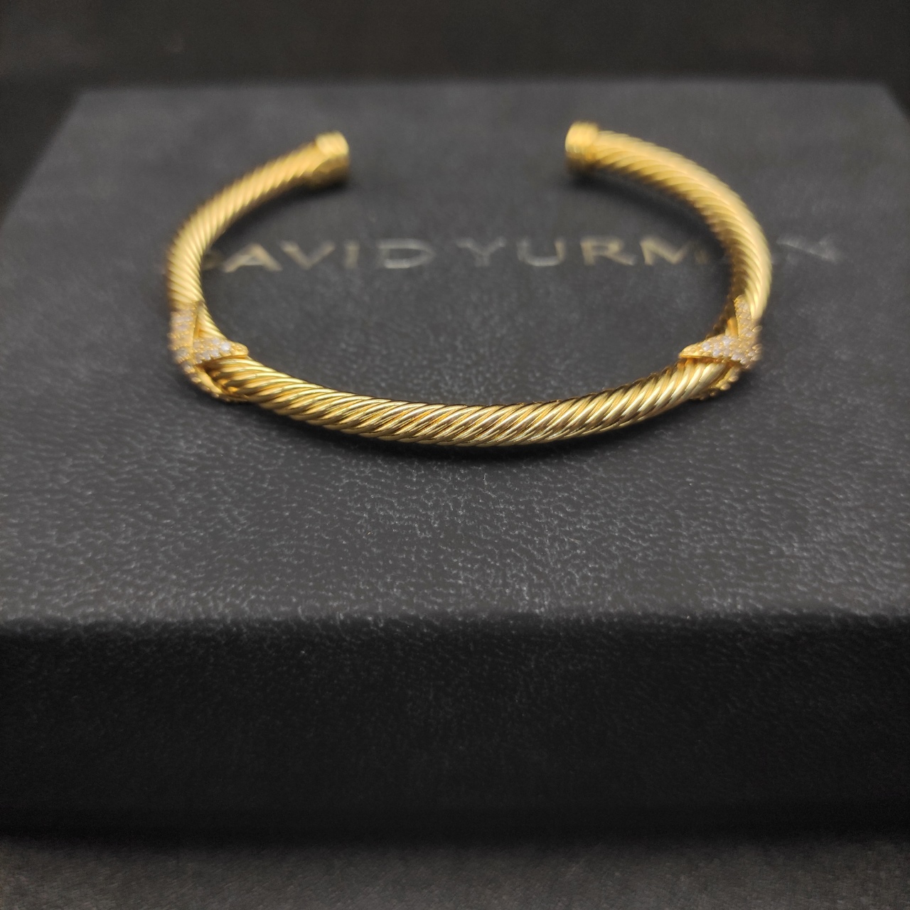 NO:112419,New. David Yurman 4mm gold full diamond double X bracelet. It is recommended to wear a hand circumference of 15-20cm. Number DYSZ-176, jewelry quality, bracelet, gold19860909上新.David Yurman 4mm黄金色满钻双X手镯.建议适合佩戴的手围15-20cm 编号DYSZ-176,饰品精品,bracelet,gold,Jewelry