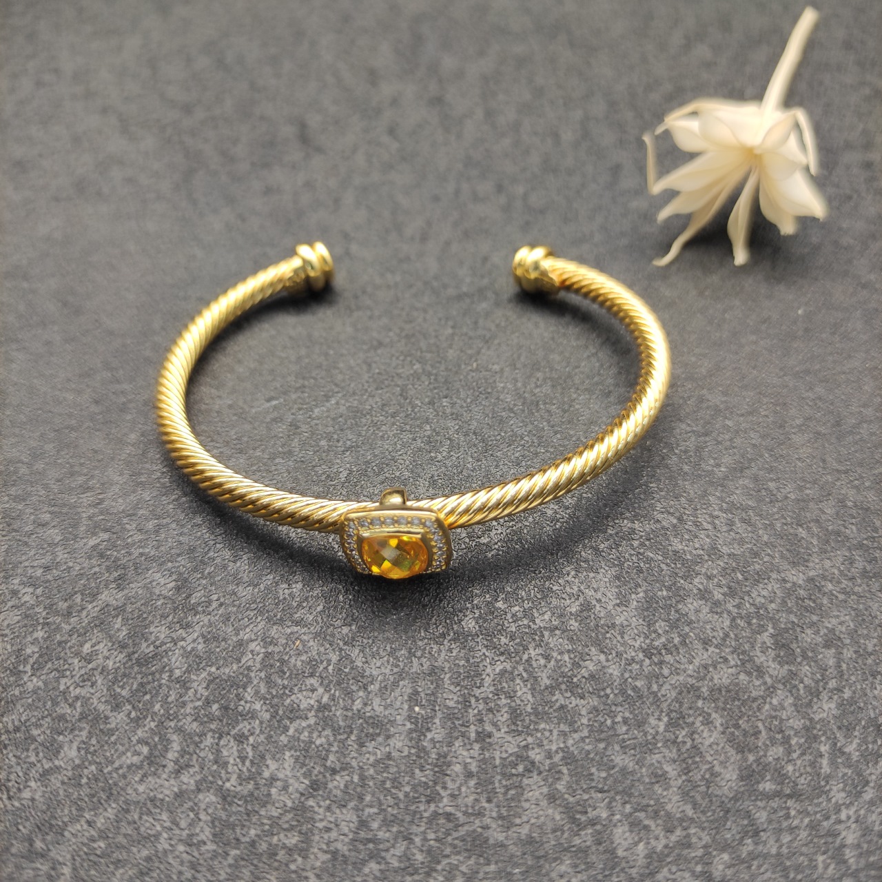 NO:112413,New. David Yurman 4mm gold square diamond string yellow diamond bracelet. It is recommended to wear a hand circumference of 15-20cm. Number DYSZ-195, jewelry quality, bracelet, gold19860909上新.David Yurman 4mm黄金色四方钻纽线黄钻手镯.建议适合佩戴的手围15-20cm 编号DYSZ-195,饰品精品,bracelet,gold,Jewelry