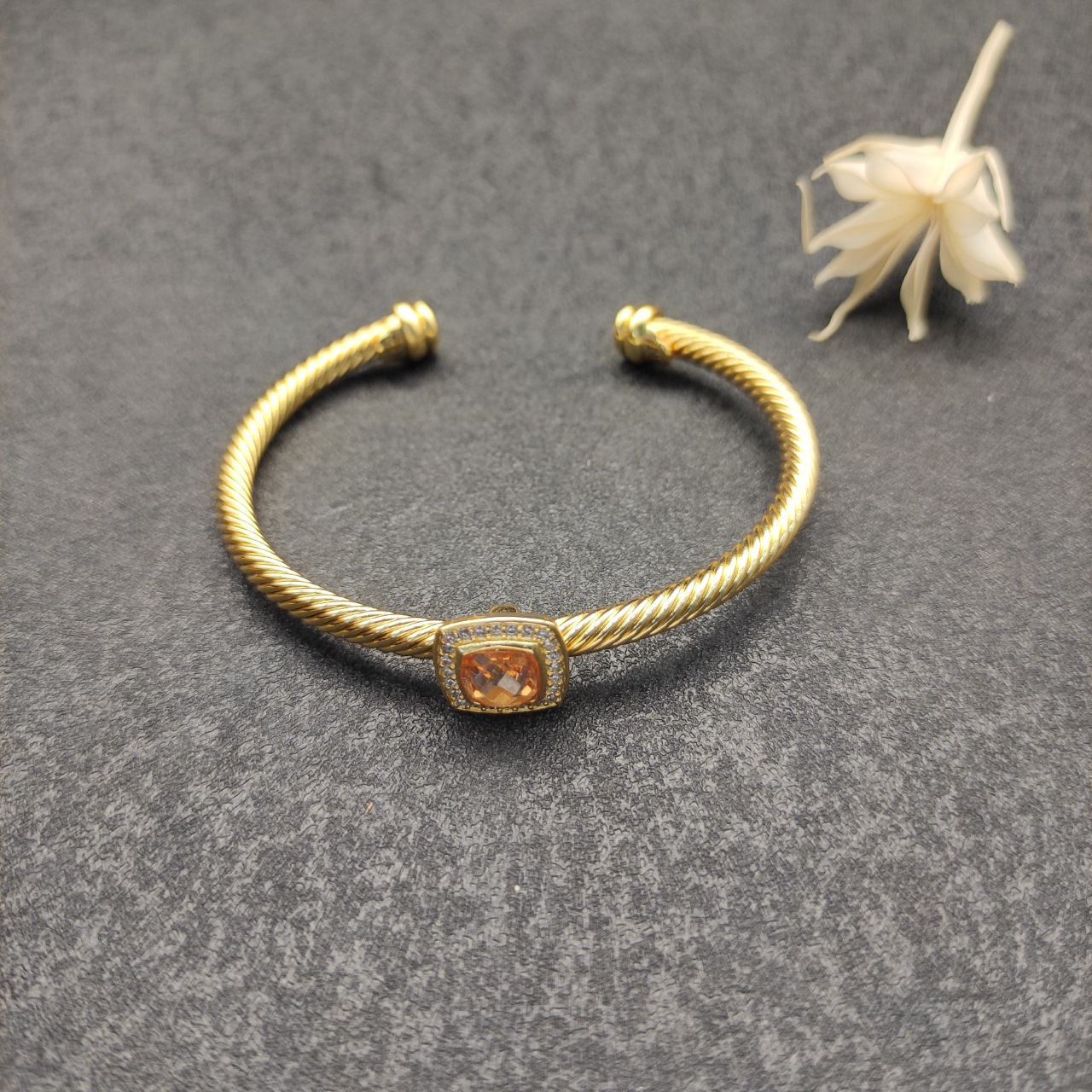 NO:112410,New. David Yurman 4mm gold square diamond string purple champagne diamond bracelet. It is recommended to wear a hand circumference of 15-20cm. Number DYSZ-196, jewelry quality, bracelet, gold19860909上新.David Yurman 4mm黄金色四方钻纽线紫香槟钻手镯.建议适合佩戴的手围15-20cm 编号DYSZ-196,饰品精品,bracelet,gold,Jewelry