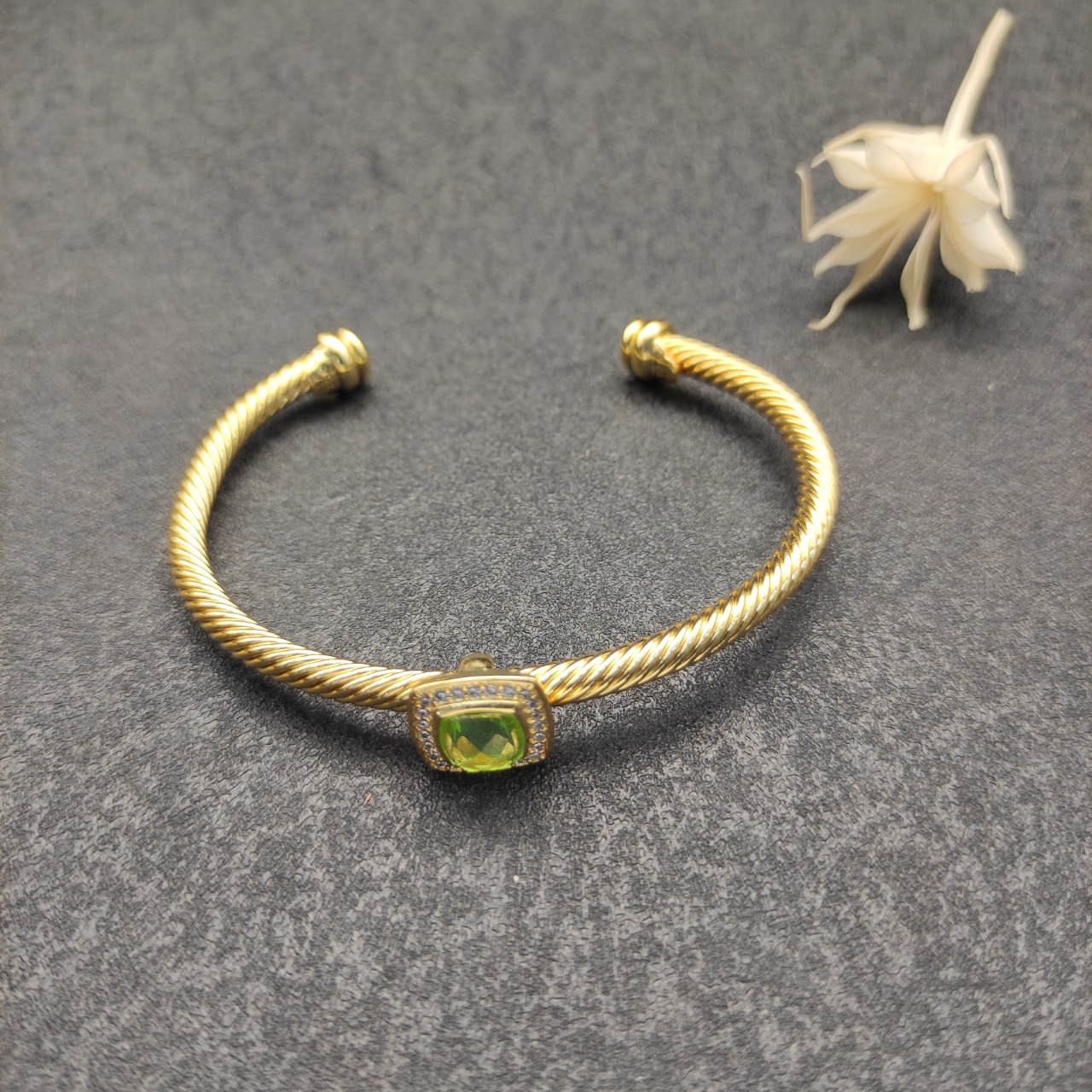 NO:112407,New. David Yurman 4mm gold square diamond string green diamond bracelet. It is recommended to wear a hand circumference of 15-20cm. Number DYSZ-197, jewelry quality, bracelet, gold19860909上新.David Yurman 4mm黄金色四方钻纽线绿钻手镯.建议适合佩戴的手围15-20cm 编号DYSZ-197,饰品精品,bracelet,gold,Jewelry