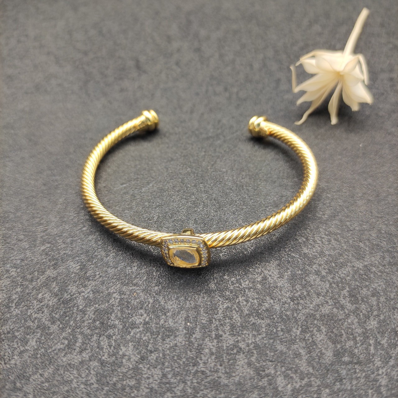 NO:112404,New. David Yurman 4mm gold square diamond string white diamond bracelet. It is recommended to wear a hand circumference of 15-20cm. Number DYSZ-199, jewelry quality, bracelet, gold19860909上新.David Yurman 4mm黄金色四方钻纽线白钻手镯.建议适合佩戴的手围15-20cm 编号DYSZ-199,饰品精品,bracelet,gold,Jewelry