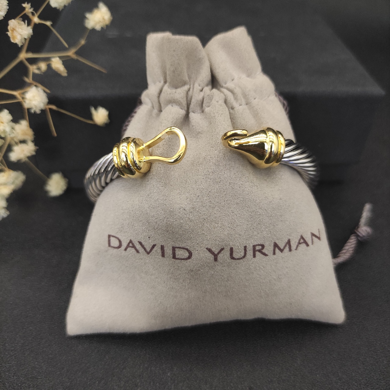 NO:112388,David Yurman 7mm gold hook head bracelet. It is recommended to wear a hand circumference of 15-20cm. Number DYSZ-117, jewelry quality, bracelet19860909David Yurman 7mm金色钩头手镯.建议适合佩戴的手围15-20cm 编号DYSZ-117,饰品精品,bracelet,Jewelry