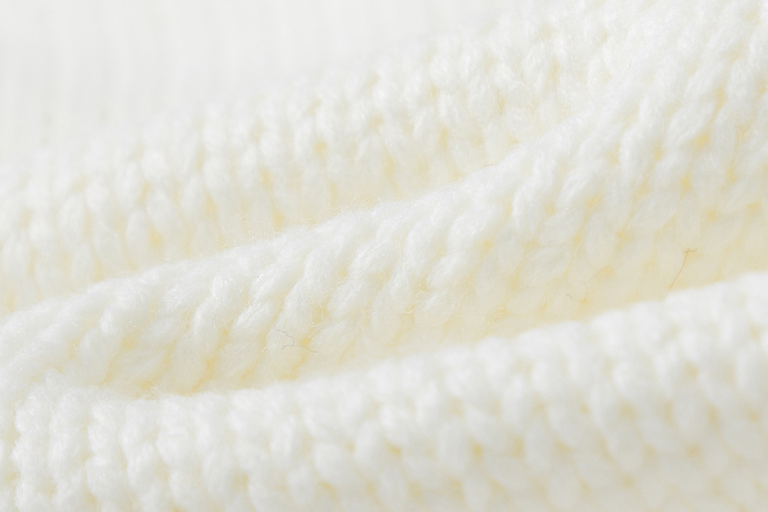 Miumiu’s New Letter Logo Embroidered Fragrance Knitwear: Quality and Elegance Combined - 图片 6