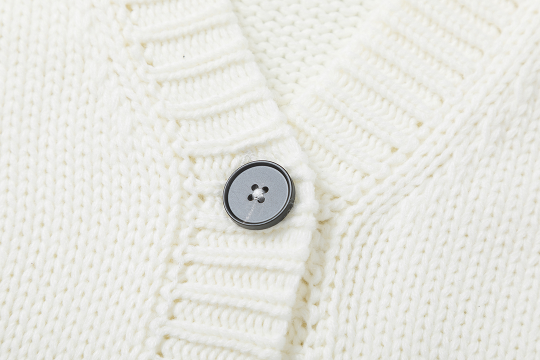 Miumiu’s New Letter Logo Embroidered Fragrance Knitwear: Quality and Elegance Combined - 图片 7