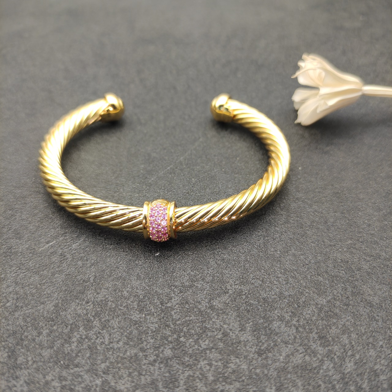 NO:110751,David Yurman 7mm gold round ball pink diamond bracelet. It is recommended to wear a hand circumference of 16-20cm. Number DYSZ-027, jewelry quality, bracelet19860909David Yurman 7mm金色金圆珠粉钻手镯.建议适合佩戴的手围16-20cm 编号DYSZ-027,饰品精品,bracelet,Jewelry