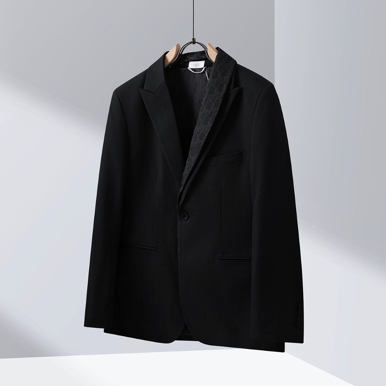 NO:537505,DIO*/Dio Green Cork Full-printed Alphabet Suit Number 48.50.52.54.56 Color Black This black single-weather is carefully crafted from twill fabric, with elegant style. Asymmetrical design, paired with a double-layer Green Cork, decorated with Oblique prints in the same color. It has a pocket on the chest and a coverless hidden bag on the side. It can be matched with various styles to add a modern temperament and is the finishing touch of elegance.,,dior,dior,alexander wang19860909DIO*/迪奥 青果领满印字母西服 码数48.50.52.54.56 颜色黑 这款黑色单西采用斜纹面料精心制作,款式优雅.不对称设计,搭配双层青果领,饰以同色调 Oblique 印花.胸前设有口袋,侧面带有无盖暗袋.可与各式造型搭配,增添现代气质,是高雅的点睛之笔.,,dior,dior,alexander wang,Men's clothing