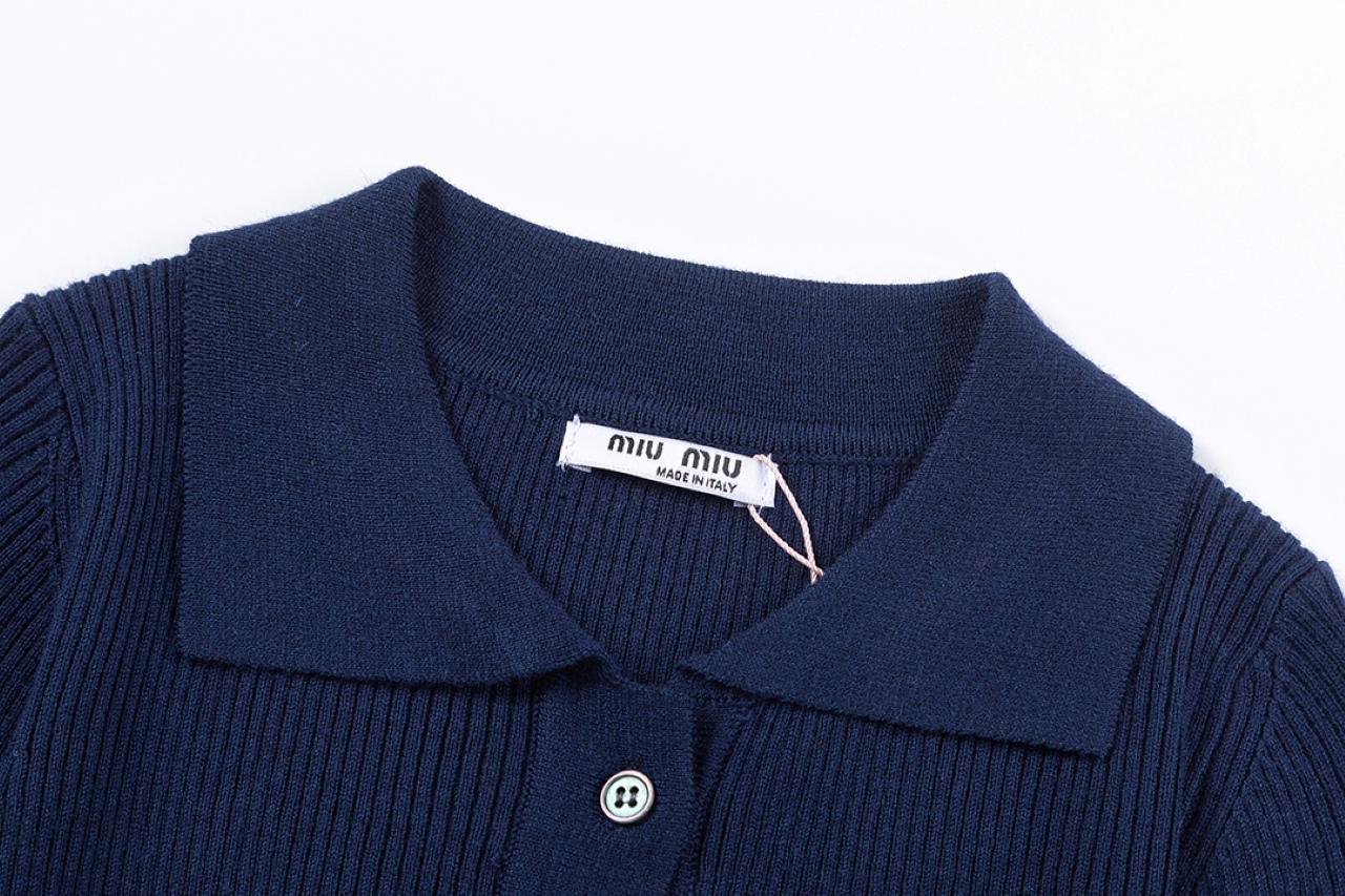 Miumiu’s New Letter Logo Embroidered Fragrance Knitwear with Quality and Style - 图片 3