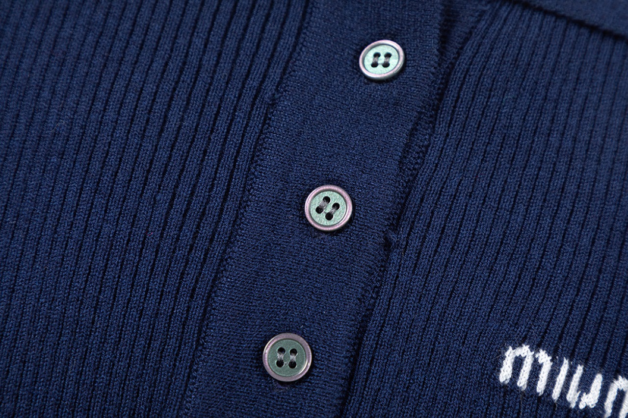 Miumiu’s New Letter Logo Embroidered Fragrance Knitwear with Quality and Style - 图片 4