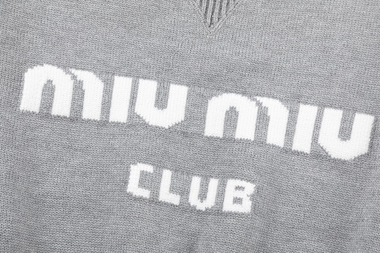 Miumiu’s New Letter Logo Embroidered Fragrance Knitwear: Quality and Elegance in Design. - 图片 4