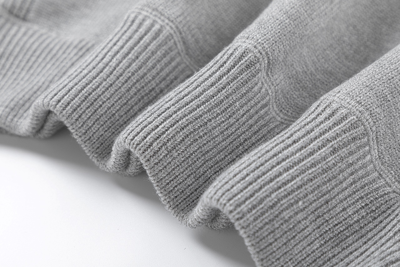 Miumiu’s New Letter Logo Embroidered Fragrance Knitwear: Quality and Elegance in Design. - 图片 6