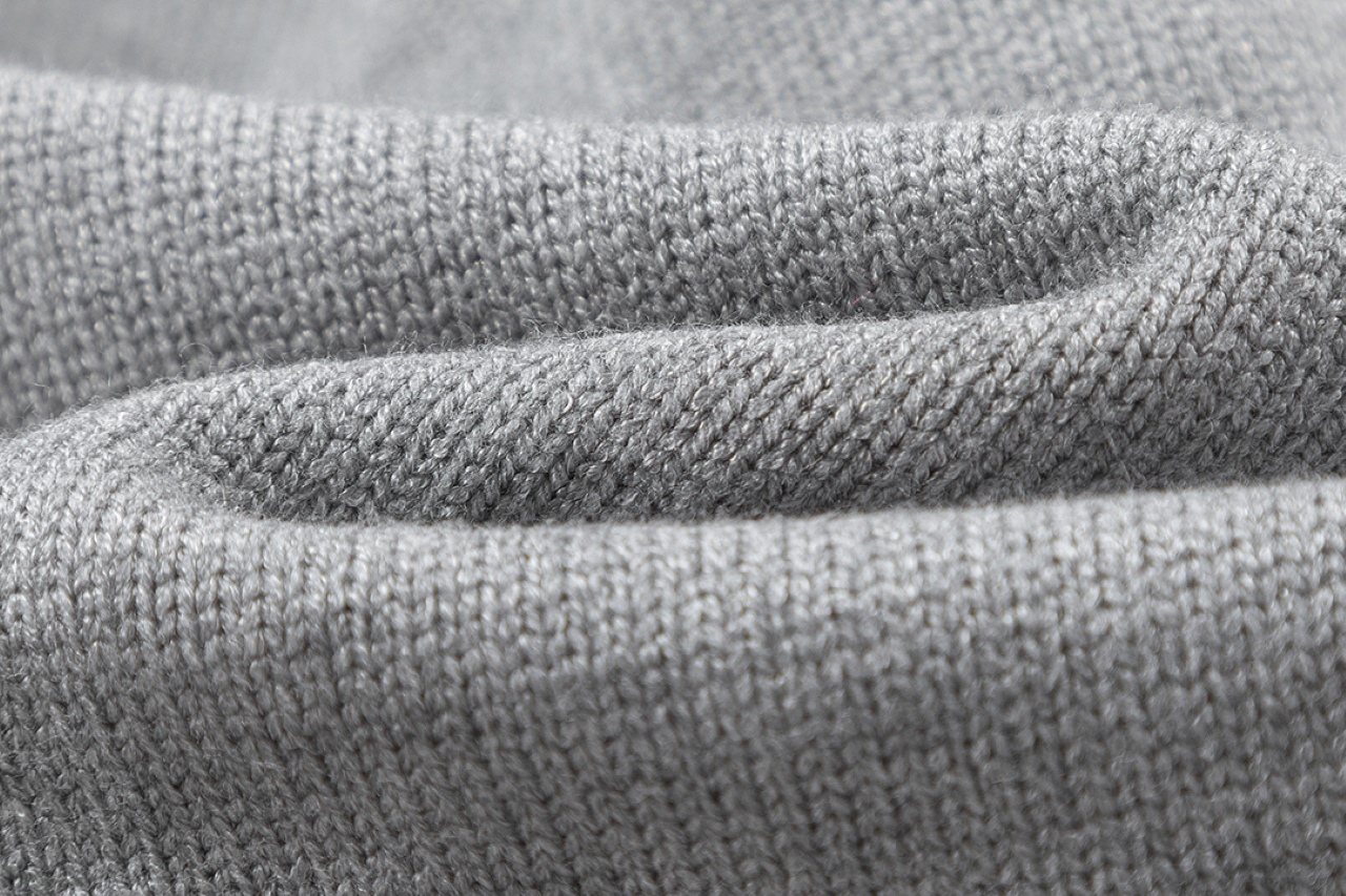 Miumiu’s New Letter Logo Embroidered Fragrance Knitwear: Quality and Elegance in Design. - 图片 9