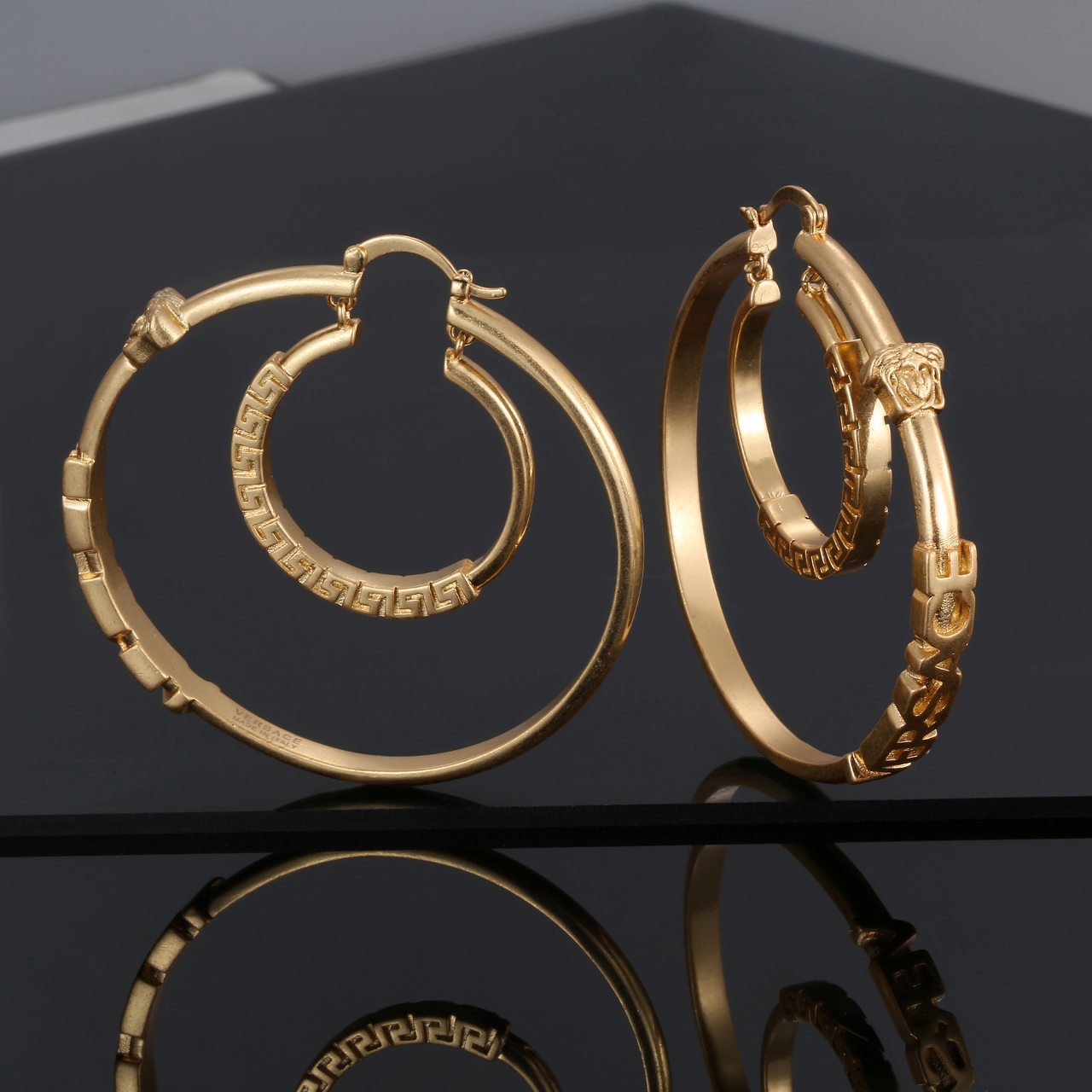 范思哲Versace美杜莎人面浮雕花藤蔓纹大圈灵动V标金属质感耳环黄铜材料镀金