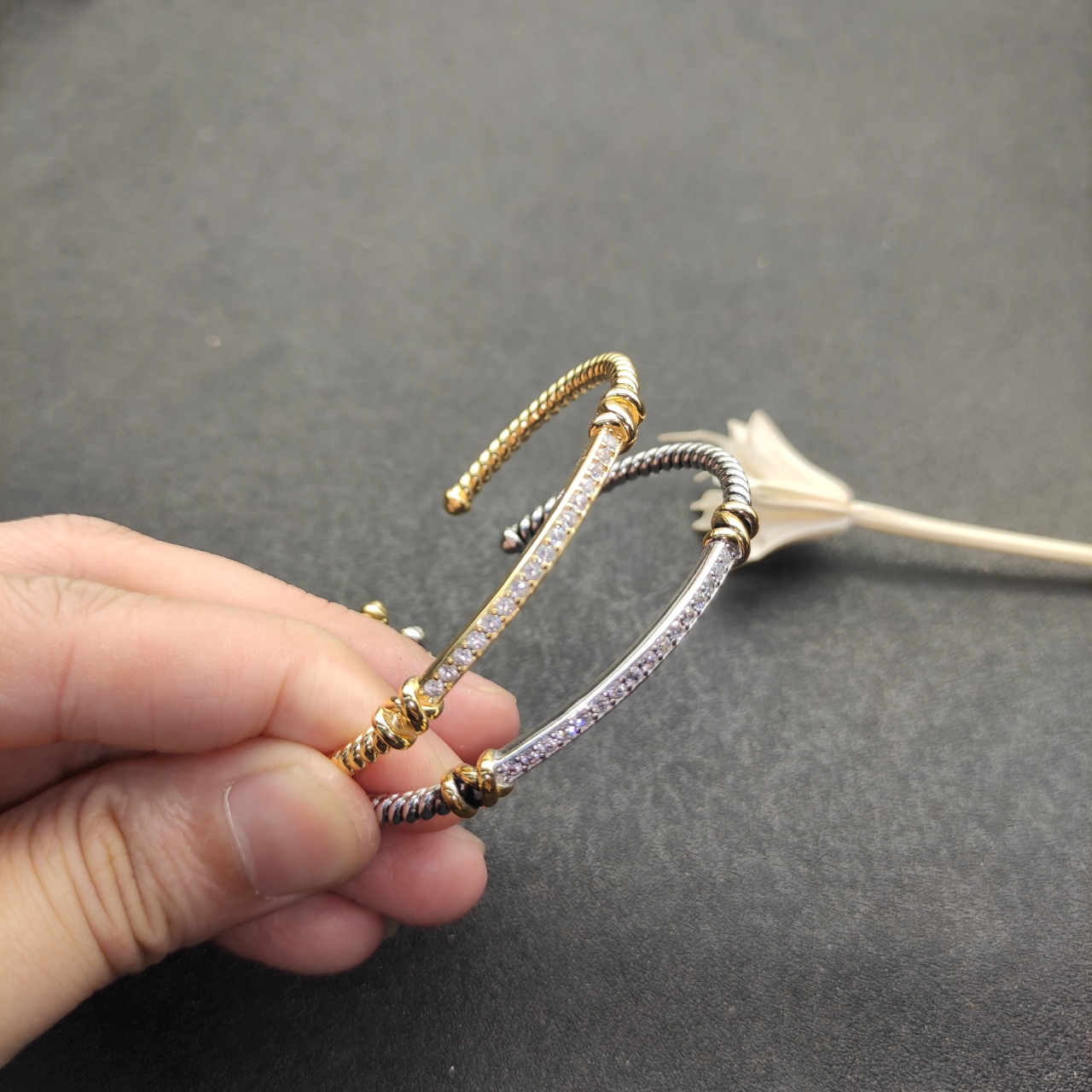 NO:107931,New David Yurman color separation 3mm gold thread edge bracelet. It is recommended to wear a hand circumference of 15-18cm, jewelry quality, bracelet19860909V金材质上新 David Yurman 分色3mm金线包边手镯.建议适合佩戴的手围15-18cm,饰品精品,bracelet,Jewelry