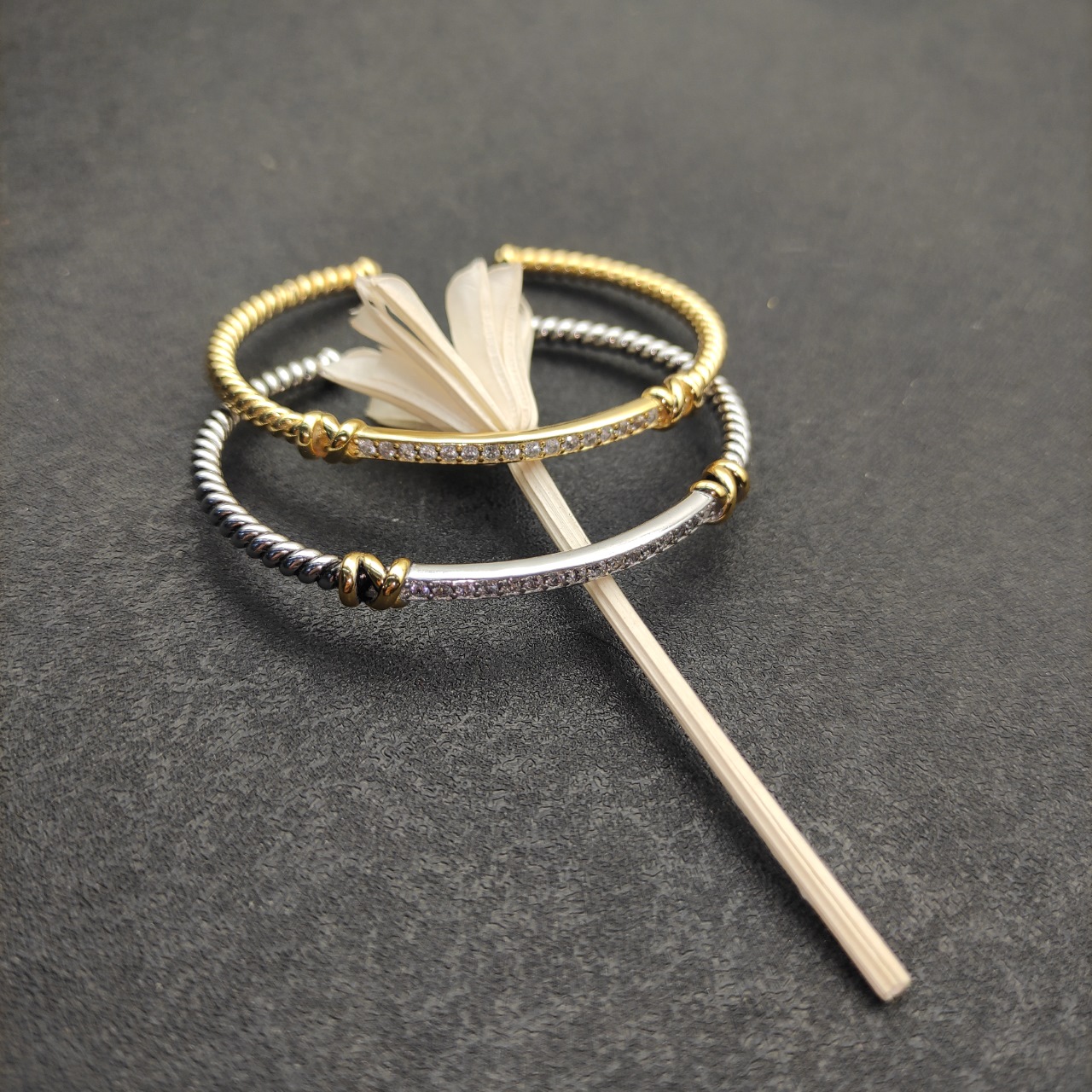 NO:110728,New David Yurman Gold 3mm Gold Wire Edge Bracelet. It is recommended to wear a hand circumference of 15-18cm. Number DYSZ-202, jewelry quality, bracelet19860909上新 David Yurman 金色3mm金线包边手镯.建议适合佩戴的手围15-18cm 编号DYSZ-202,饰品精品,bracelet,Jewelry