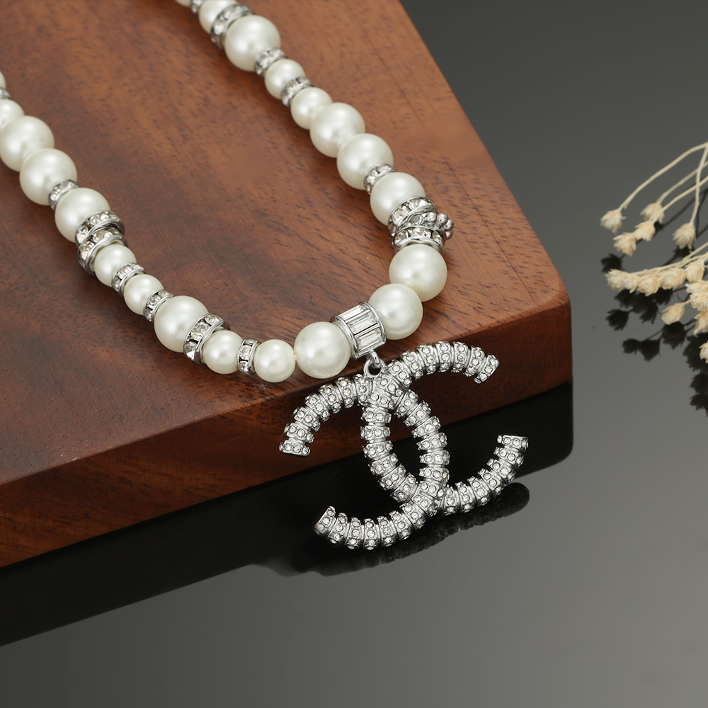 香奈儿珍珠项链简单的设计又不失时尚感珍珠的优雅与金属质感的完美碰撞将大牌范儿体现的淋漓尽致项链