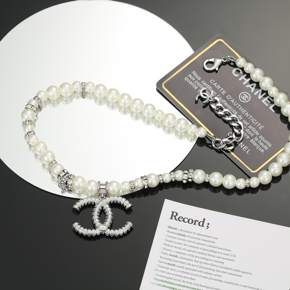 香奈儿珍珠项链简单的设计又不失时尚感珍珠的优雅与金属质感的完美碰撞将大牌范儿体现的淋漓尽致项链