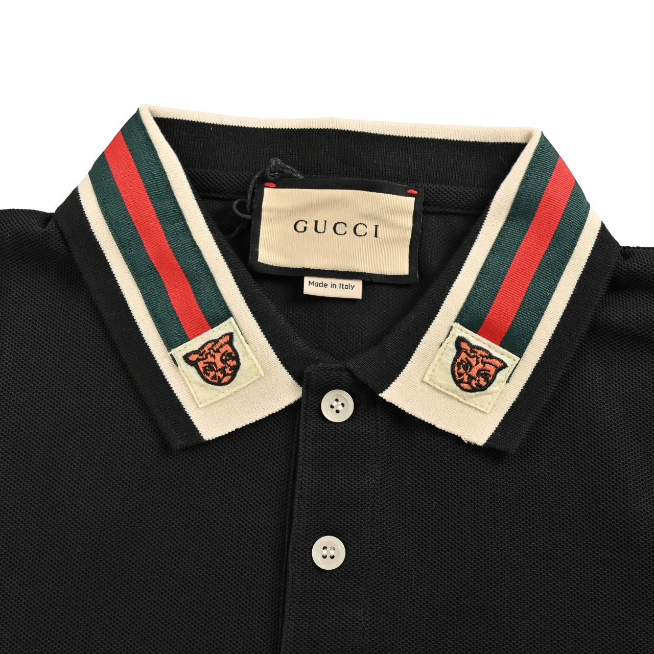 本地自取💰180
GUCCI古驰GUC 虎头刺绣红绿织带短袖Polo衫
原版定制面料240g蜂窝珠地棉,领子织带定制红绿织带2000米起,拼接工艺。老虎绣花为进口机高密刺绣5000个起订。后领为横机定做扁机领拼接红绿织带。有弹性,不变形。全部原生布捆边。前胸双层面筒,无明线,无散口。袖口前胸筒底,肩缝包骨。全部还原原版。无原版不做货。
Size:XS-L