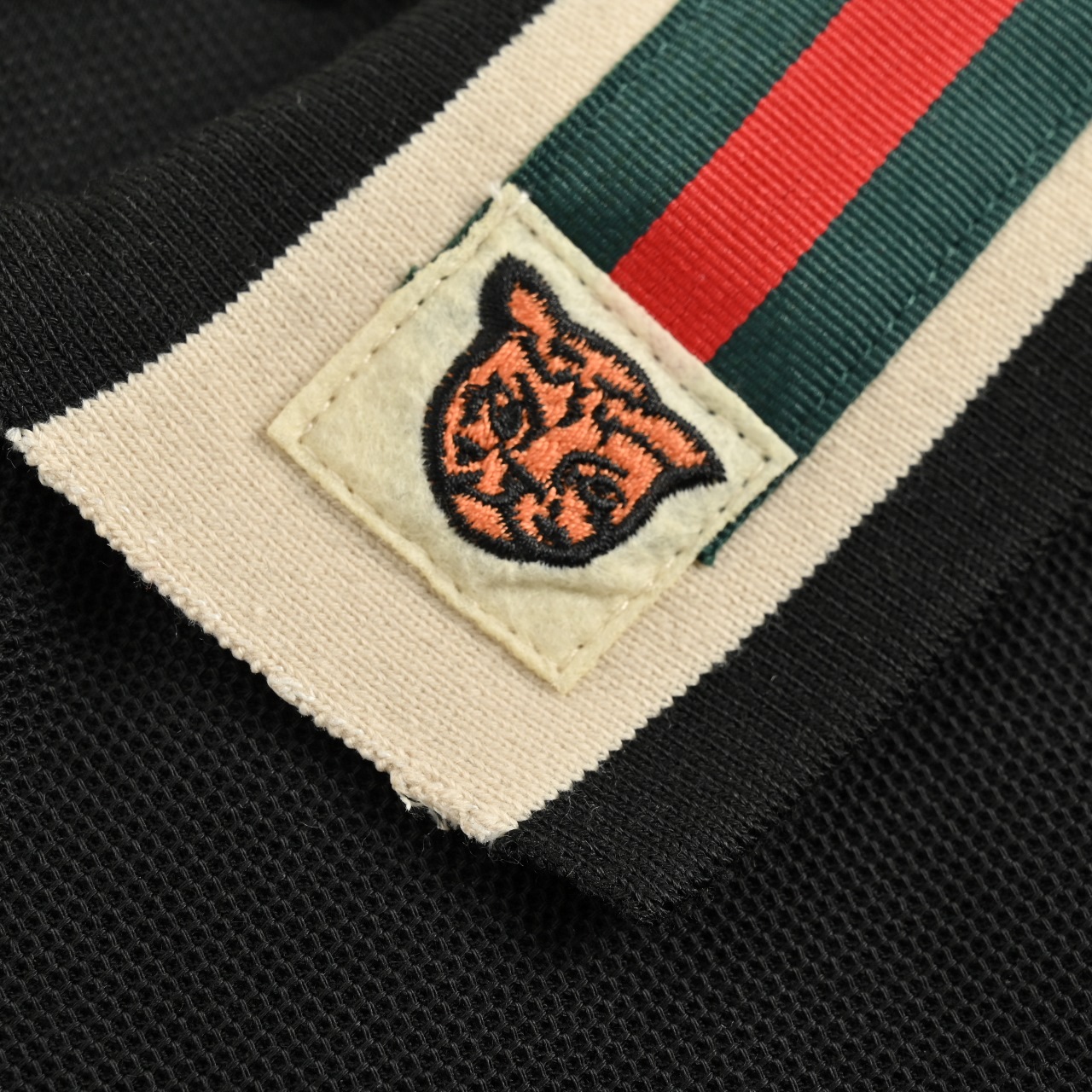 本地自取💰180
GUCCI古驰GUC 虎头刺绣红绿织带短袖Polo衫
原版定制面料240g蜂窝珠地棉,领子织带定制红绿织带2000米起,拼接工艺。老虎绣花为进口机高密刺绣5000个起订。后领为横机定做扁机领拼接红绿织带。有弹性,不变形。全部原生布捆边。前胸双层面筒,无明线,无散口。袖口前胸筒底,肩缝包骨。全部还原原版。无原版不做货。
Size:XS-L