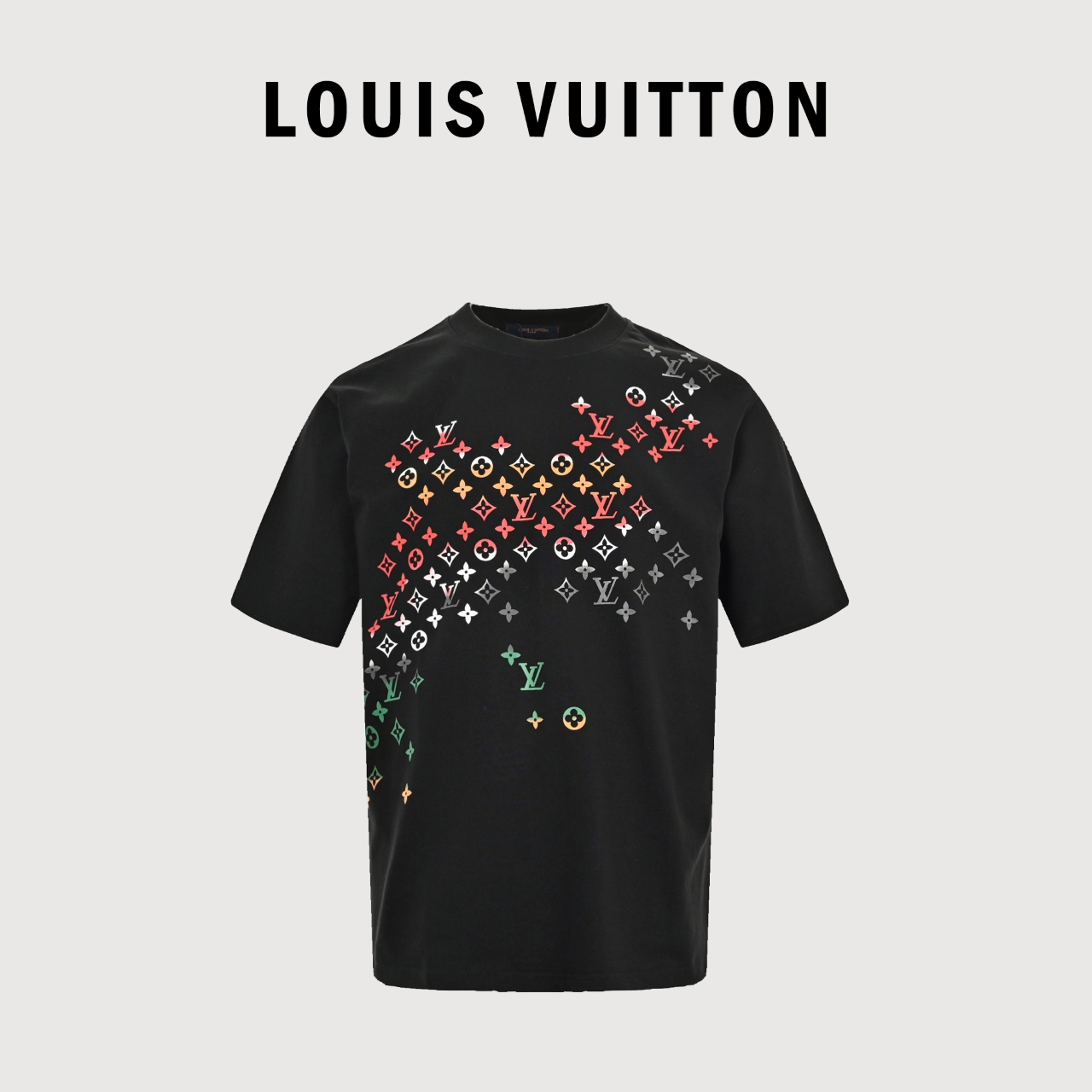 本地自取💰140
LouisVuitton/路易威登 24ss 老花渐变数码直喷短袖T恤 
定织定染260克进口原版面料,搭配32支1×1棉盖丝罗纹
专柜5500元购入，也是当季主线元素，进口数码直喷工艺，墨水完全渗入面料中，高还原度色彩的鲜艳度，
高达超7色彩，渲染细节反复修改近3版，反复试片调整色差100%色彩还原，版型大小完全一致，面料对比无明显色差，
全部对位完全贴合，边缘渲染细节同样精准还原，逐一对比花型，高品质要求做工，细节处理到位，成品自然美观。 
颜色：白色，黑色
size: S-XL