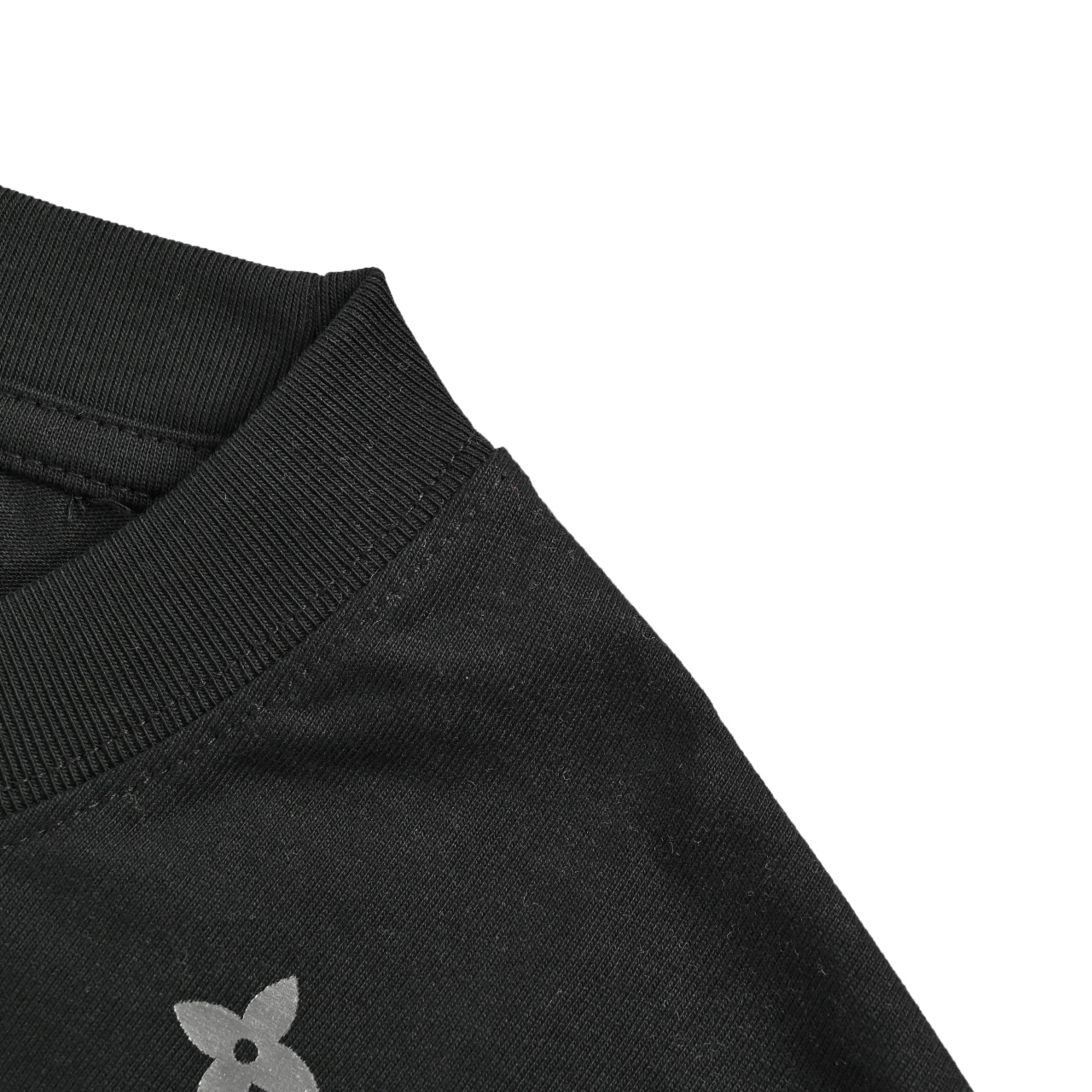 本地自取💰140
LouisVuitton/路易威登 24ss 老花渐变数码直喷短袖T恤 
定织定染260克进口原版面料,搭配32支1×1棉盖丝罗纹
专柜5500元购入，也是当季主线元素，进口数码直喷工艺，墨水完全渗入面料中，高还原度色彩的鲜艳度，
高达超7色彩，渲染细节反复修改近3版，反复试片调整色差100%色彩还原，版型大小完全一致，面料对比无明显色差，
全部对位完全贴合，边缘渲染细节同样精准还原，逐一对比花型，高品质要求做工，细节处理到位，成品自然美观。 
颜色：白色，黑色
size: S-XL