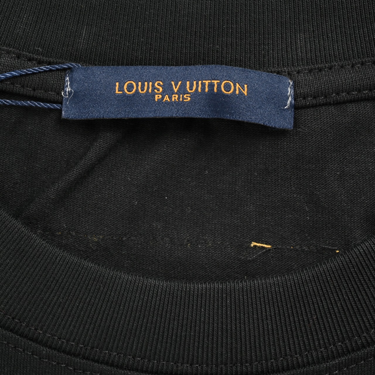 本地自取💰140
LouisVuitton/路易威登 24ss 老花渐变数码直喷短袖T恤 
定织定染260克进口原版面料,搭配32支1×1棉盖丝罗纹
专柜5500元购入，也是当季主线元素，进口数码直喷工艺，墨水完全渗入面料中，高还原度色彩的鲜艳度，
高达超7色彩，渲染细节反复修改近3版，反复试片调整色差100%色彩还原，版型大小完全一致，面料对比无明显色差，
全部对位完全贴合，边缘渲染细节同样精准还原，逐一对比花型，高品质要求做工，细节处理到位，成品自然美观。 
颜色：白色，黑色
size: S-XL