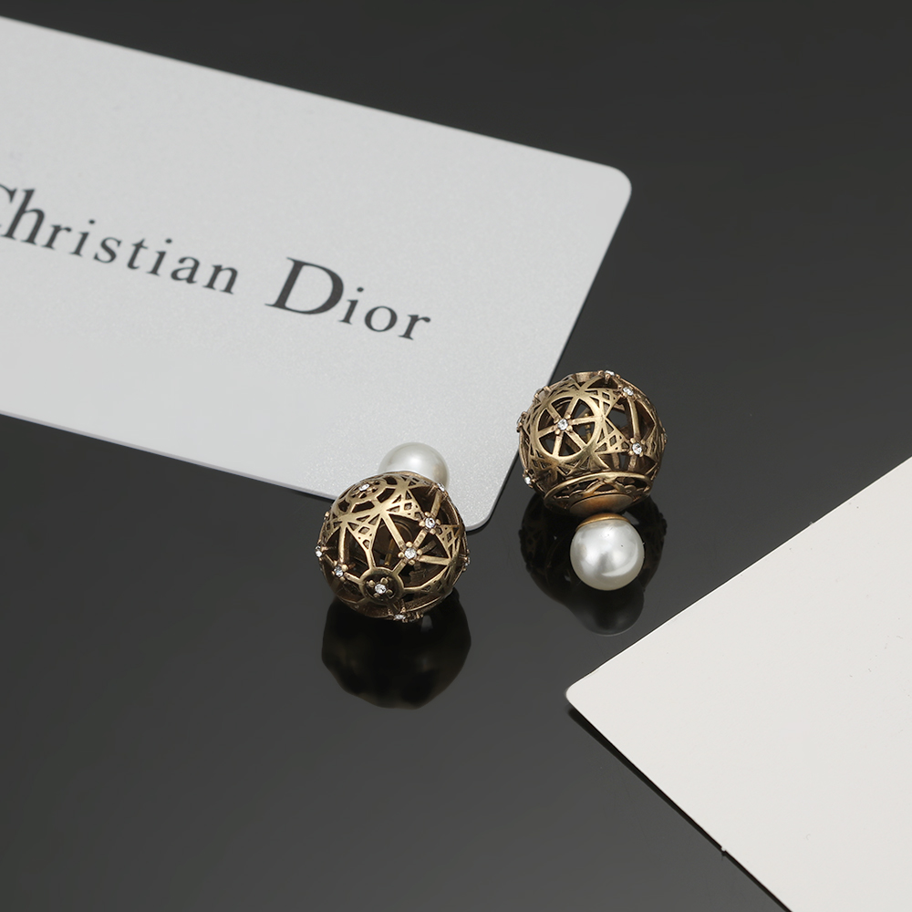 pjdsd dior  迪奥  新款 镂空DIOR复古耳钉耳环；一致专柜品质，黄酮材质 施华洛世奇珍珠，百搭时髦值得入手