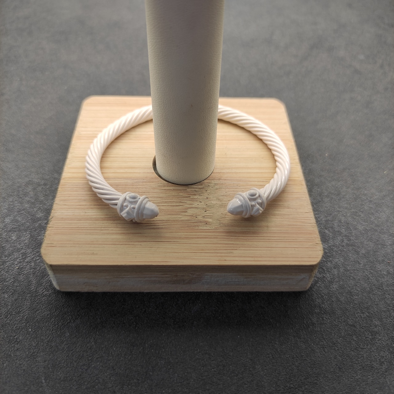 NO:110742,New David Yurman 5mm color spray painted white bracelet. It is recommended to wear a hand circumference of 16-20cm. Number DYSZ-213, jewelry quality, bracelet19860909上新 David Yurman 5mm彩色喷漆白色手镯.建议适合佩戴的手围16-20cm 编号DYSZ-213,饰品精品,bracelet,Jewelry