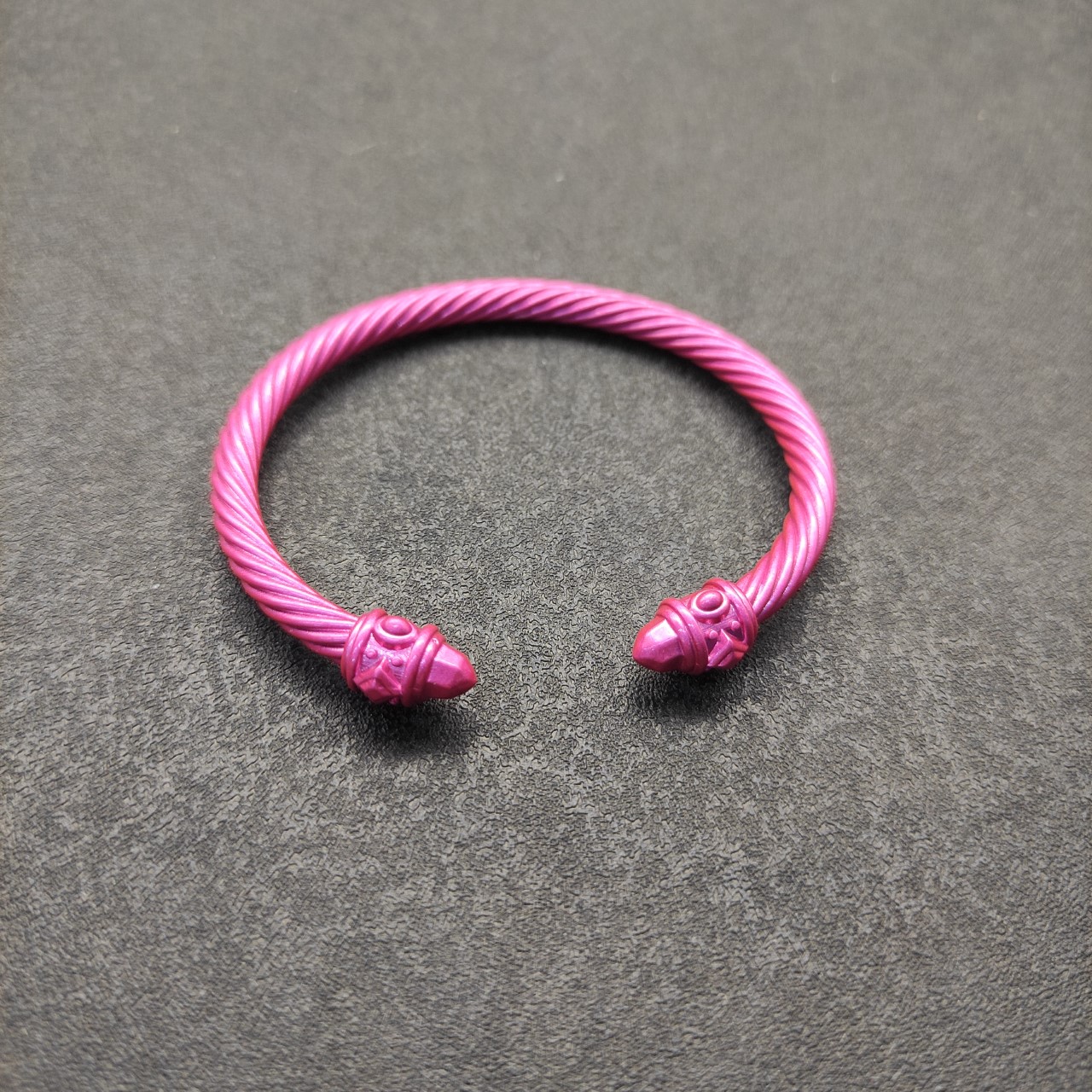 NO:555533,New David Yurman 5mm colorful spray-painted rose red bracelet. It is recommended that the suitable hand size is 16-20cm. No. DYSZ-215, jewelry boutique, bracelet19860909上新 David Yurman 5mm彩色喷漆玫红手镯.建议适合佩戴的手围16-20cm 编号DYSZ-215,饰品精品,bracelet,Jewelry