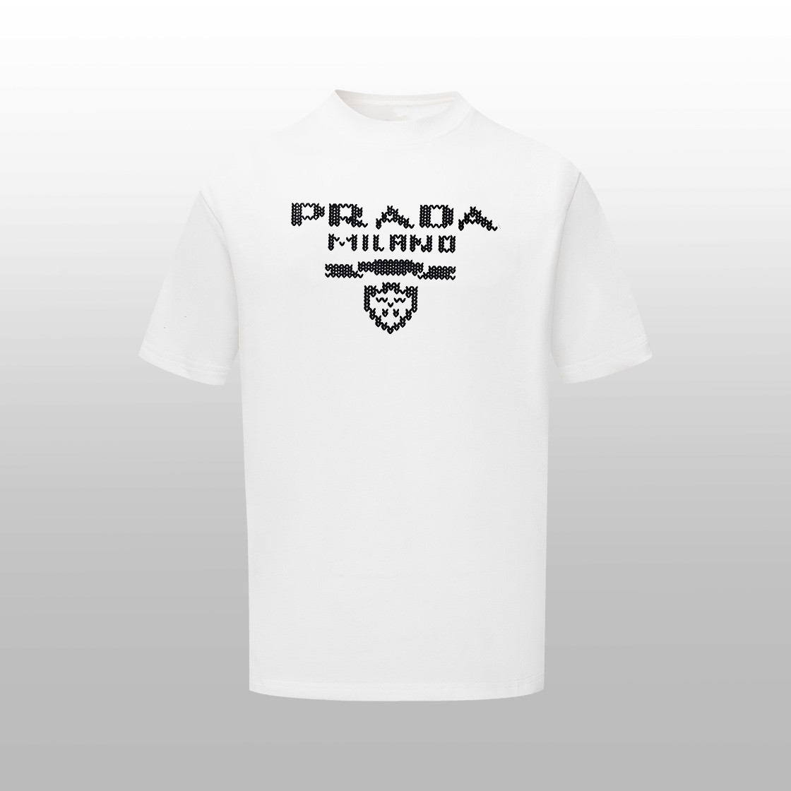 PRADA普拉达2024春夏经典印花圆领短袖T恤采用260克双纱精棉，衣服偏厚使整体高透气和柔软性，高版本，三标齐全！男女同款 颜色：白色 黑色 -尺码：S M L XL