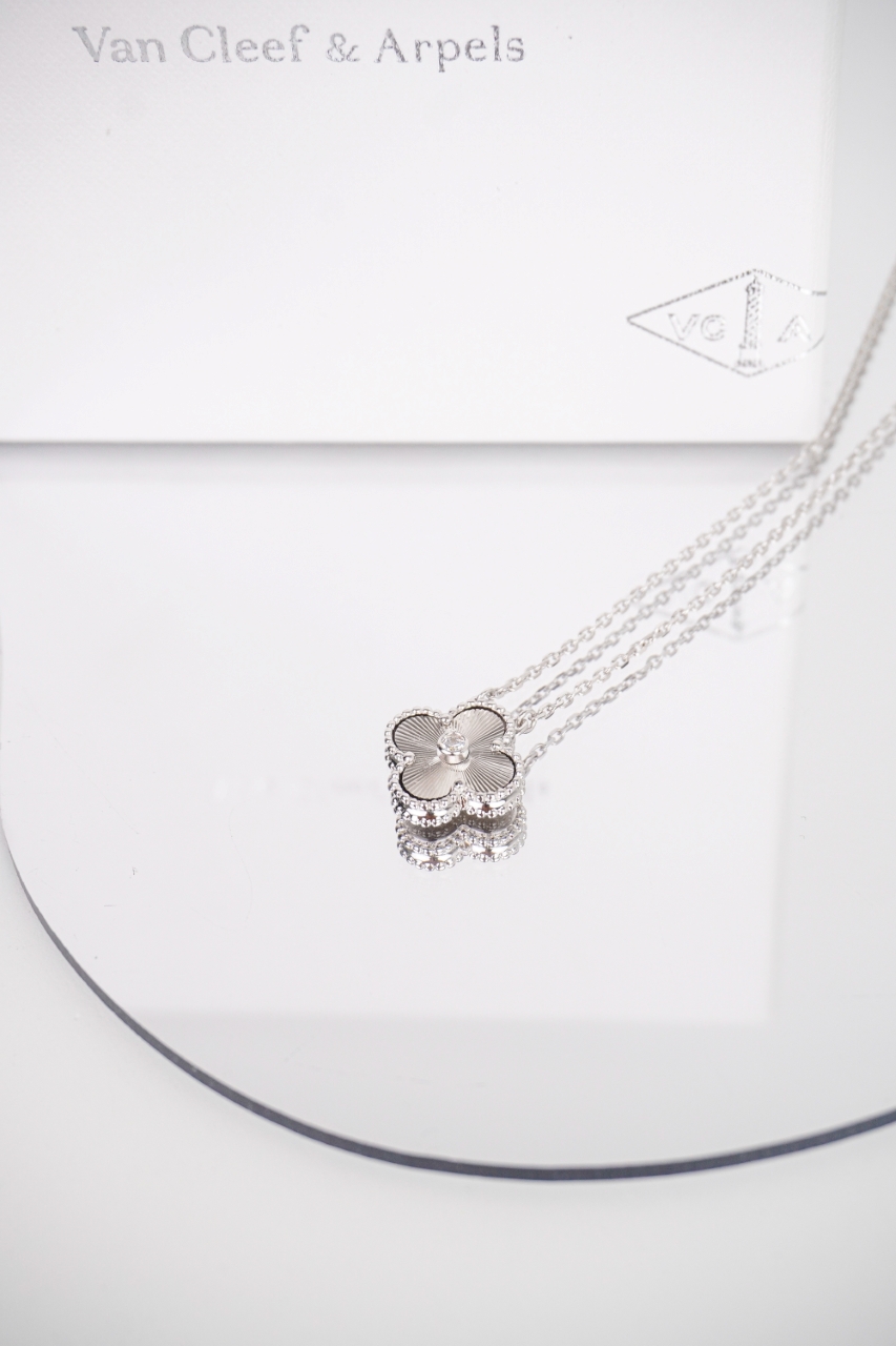 Van Cleef & Arpels Bijoux Colliers & Pendentifs Or blanc Blanc Serti de diamants