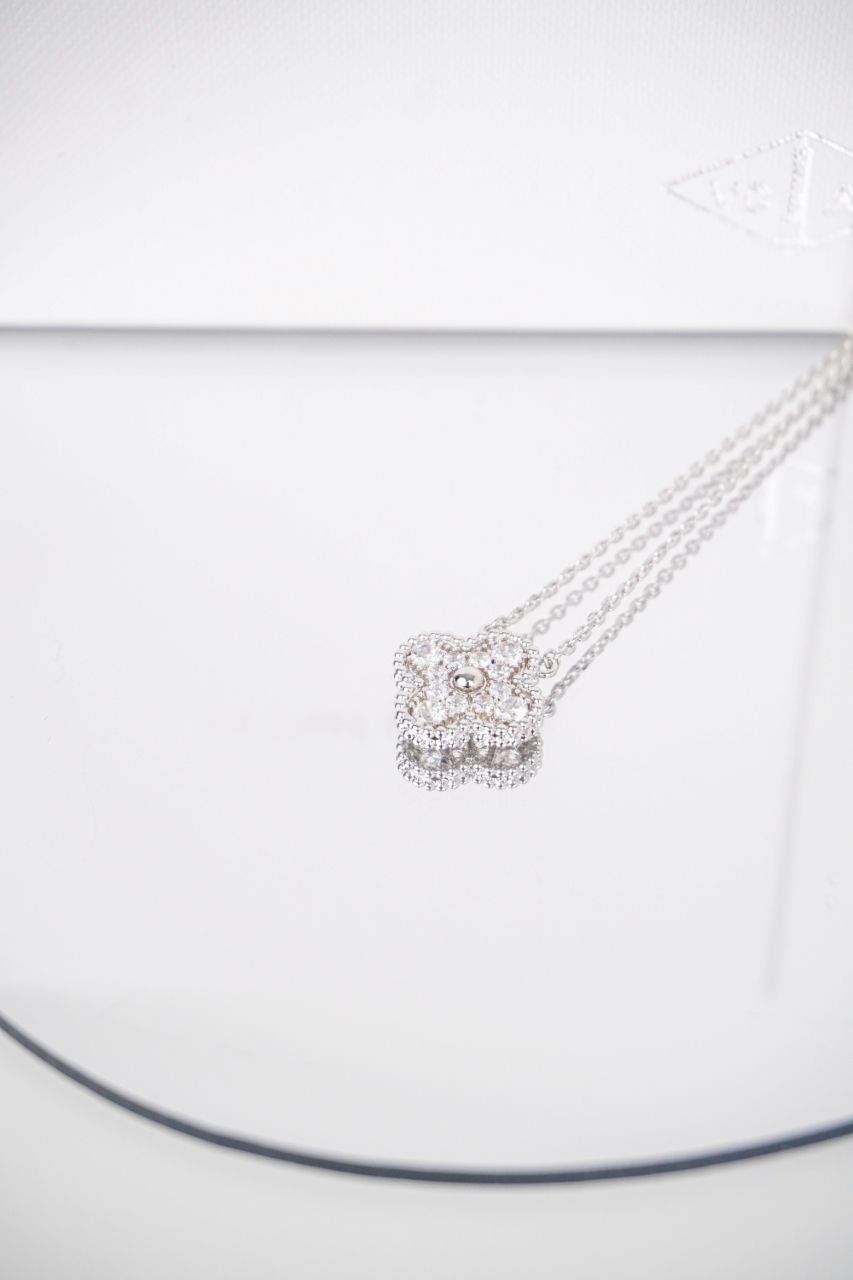 Van Cleef & Arpels Bijoux Colliers & Pendentifs Or blanc Blanc Serti de diamants