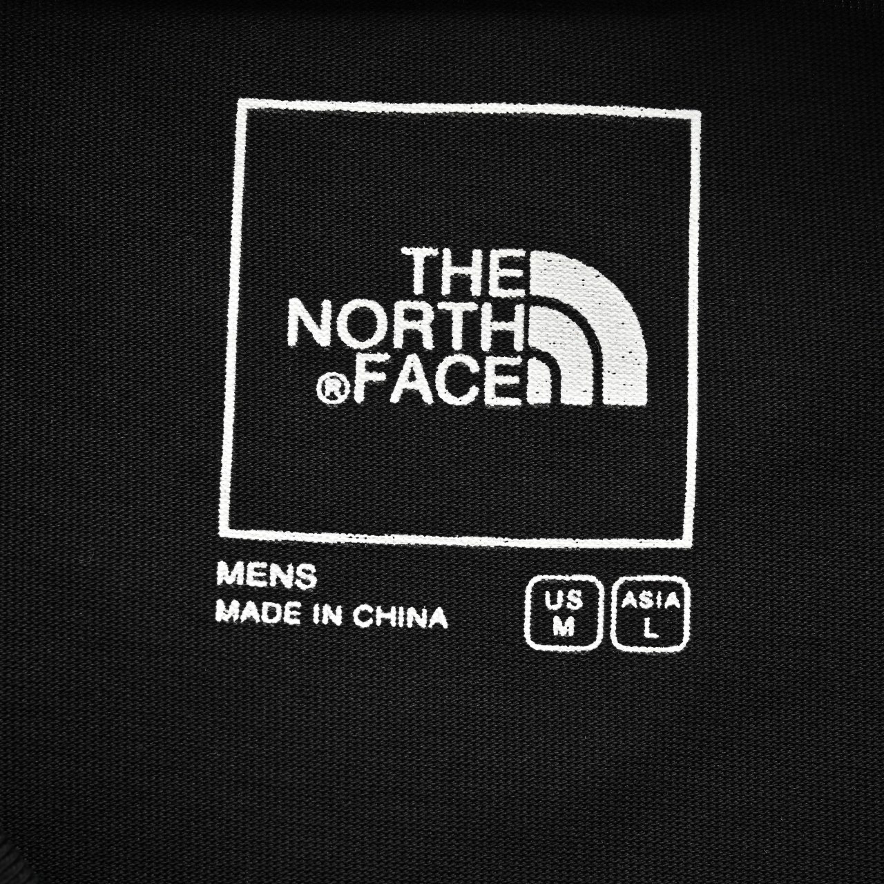 本地自取💰140
TheNorthface 北面 2024夏季新款LOGO印花 短袖T恤
领标采用同步印刷领标区别通货缝纫领标面料采用260g50支双纱面料舒适有质感全身印花采用进口原浆材料zp工艺打造吊牌采用灰吊牌标准三联带合格证
水洗同步zp带有镭辐射防伪标秒杀市场通货
颜色:黑色 白色
尺码:S-XXXL