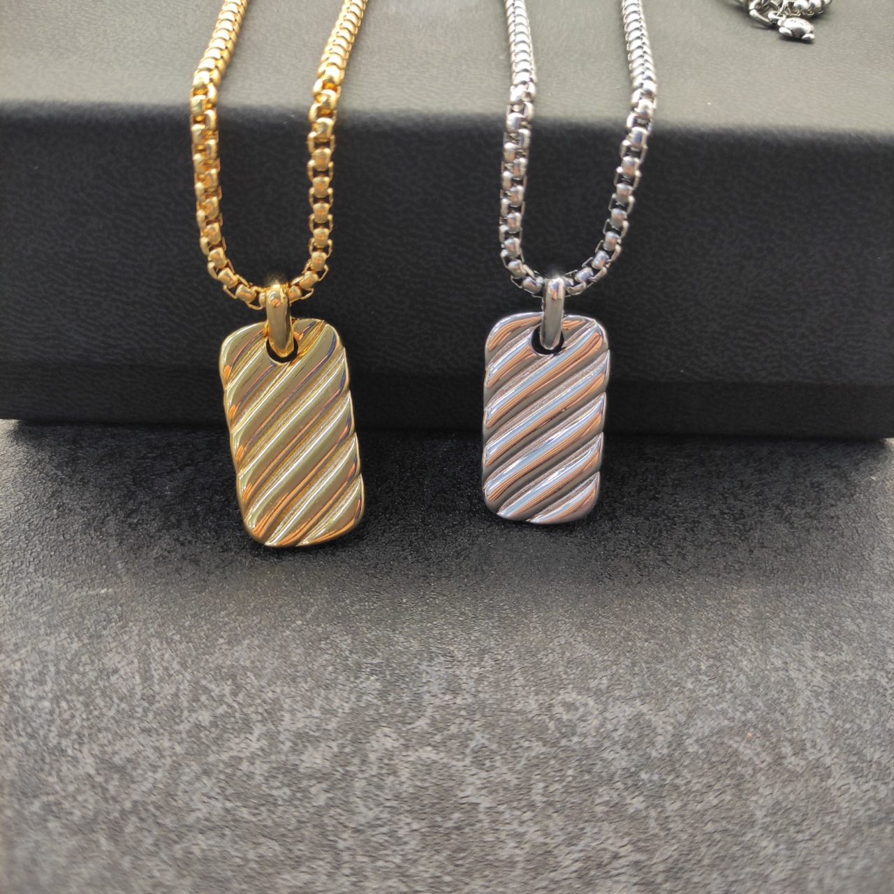 NO:110814,David Yurman Square Wave Necklace. Chain is 3mm thick, length 50 5cm. Number DYXL-111-112, jewelry quality, necklace19860909David Yurman 方牌波浪项链.链条粗3mm,长度50 5cm 编号DYXL-111-112,饰品精品,necklace,Jewelry