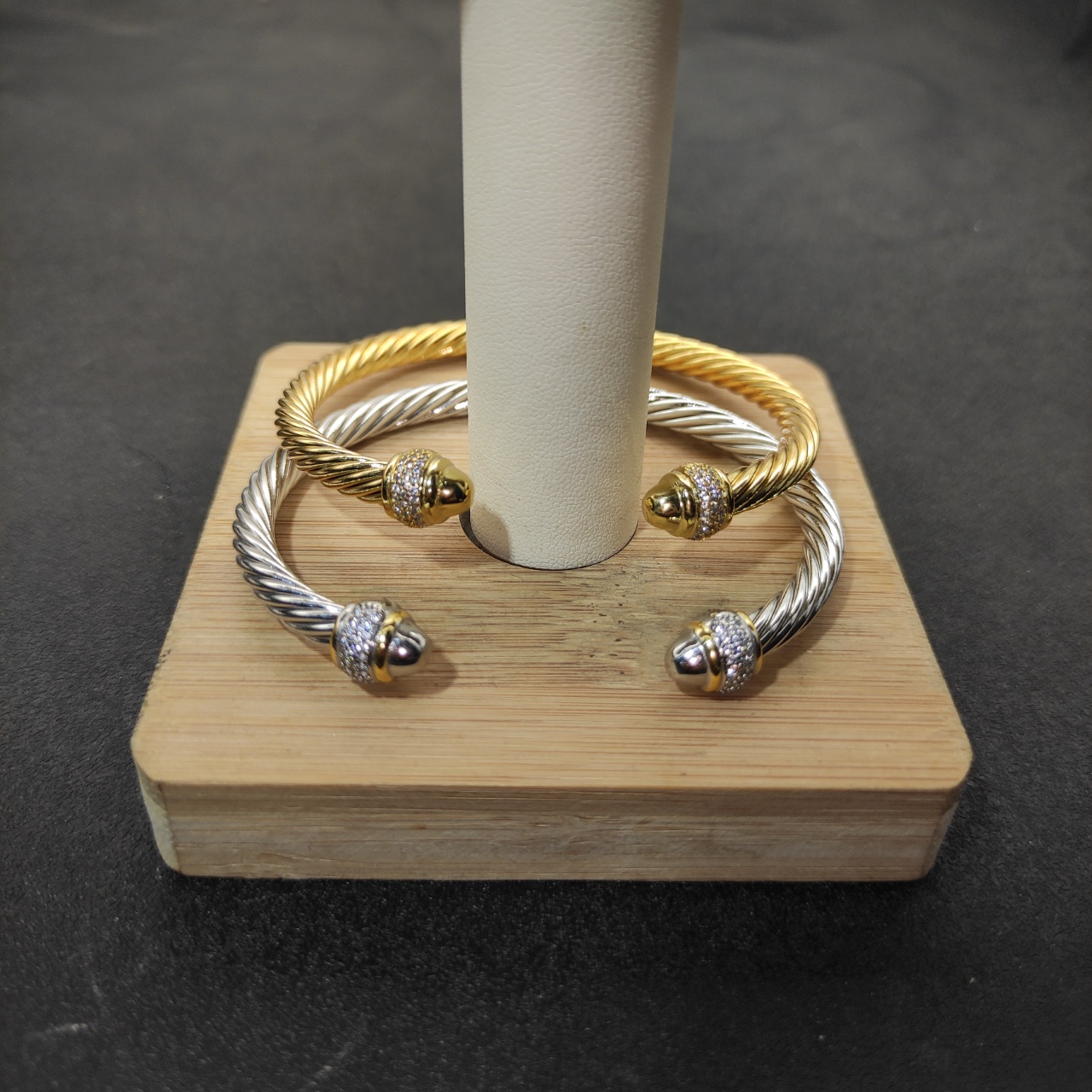 NO:108372,New David Yurman 5mm full diamond round head bracelet. It comes in two colors and gold. It is recommended to wear a hand circumference of 16-20, jewelry quality, bracelet19860909上新 David Yurman 5mm满钻圆头手镯.有分色和金色两款.建议适合佩戴的手围16-20,饰品精品,bracelet,Jewelry