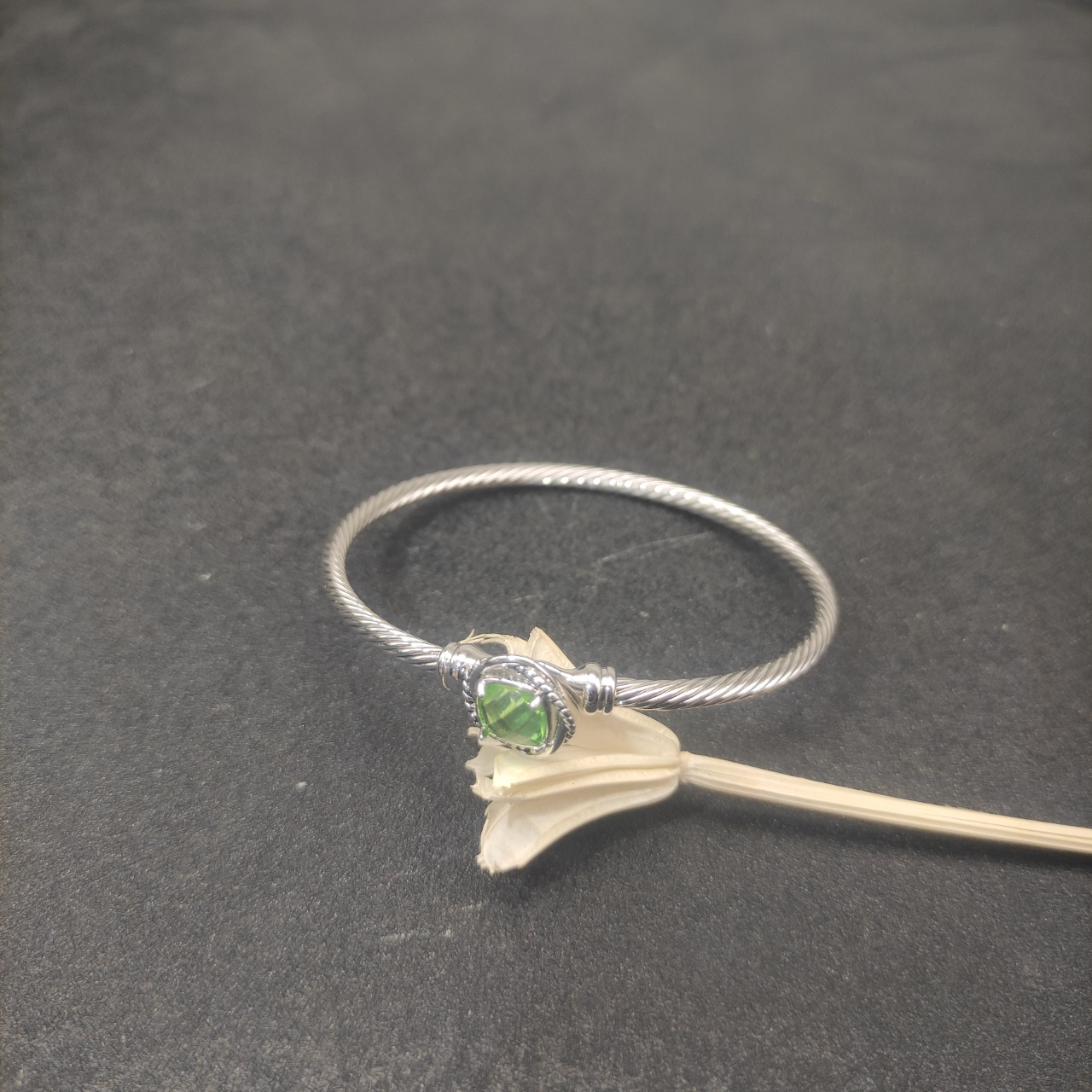 NO:109410,New David Yurman 3mm Newline Square Diamond Green Diamond Bracelet, size 17cm and 19cm, recommended hand circumference suitable for wearing 15-18cm, jewelry quality, bracelet19860909上新 David Yurman 3mm纽线四方钻绿钻手镯,尺寸17cm和19cm两个尺寸,建议适合佩戴的手围15-18cm,饰品精品,bracelet,Jewelry