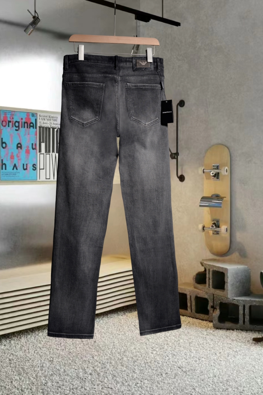 Armani/Amani Calorie Jeans: 2024’s Latest High-Class Fashion Style - 图片 2