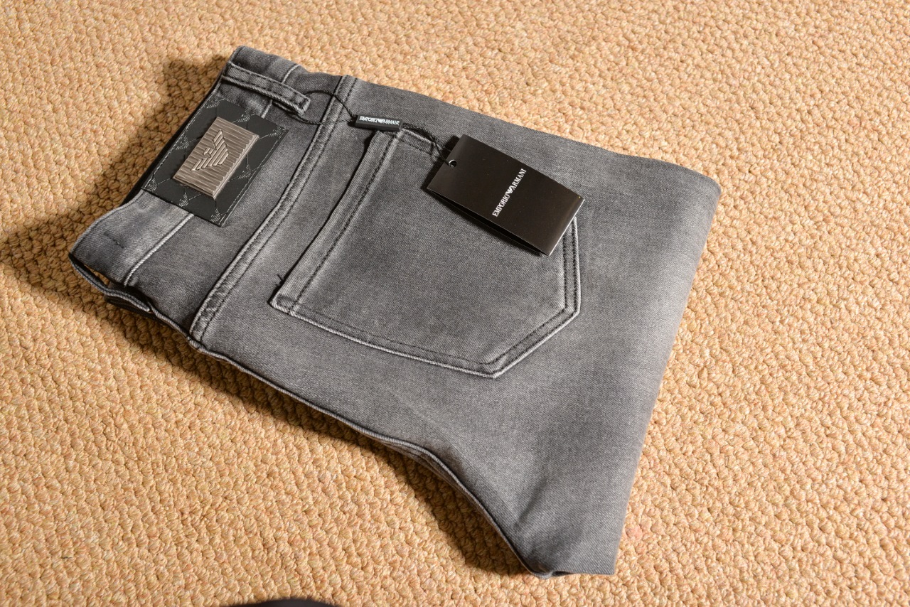 Armani/Amani Calorie Jeans: 2024’s Latest High-Class Fashion Style - 图片 4