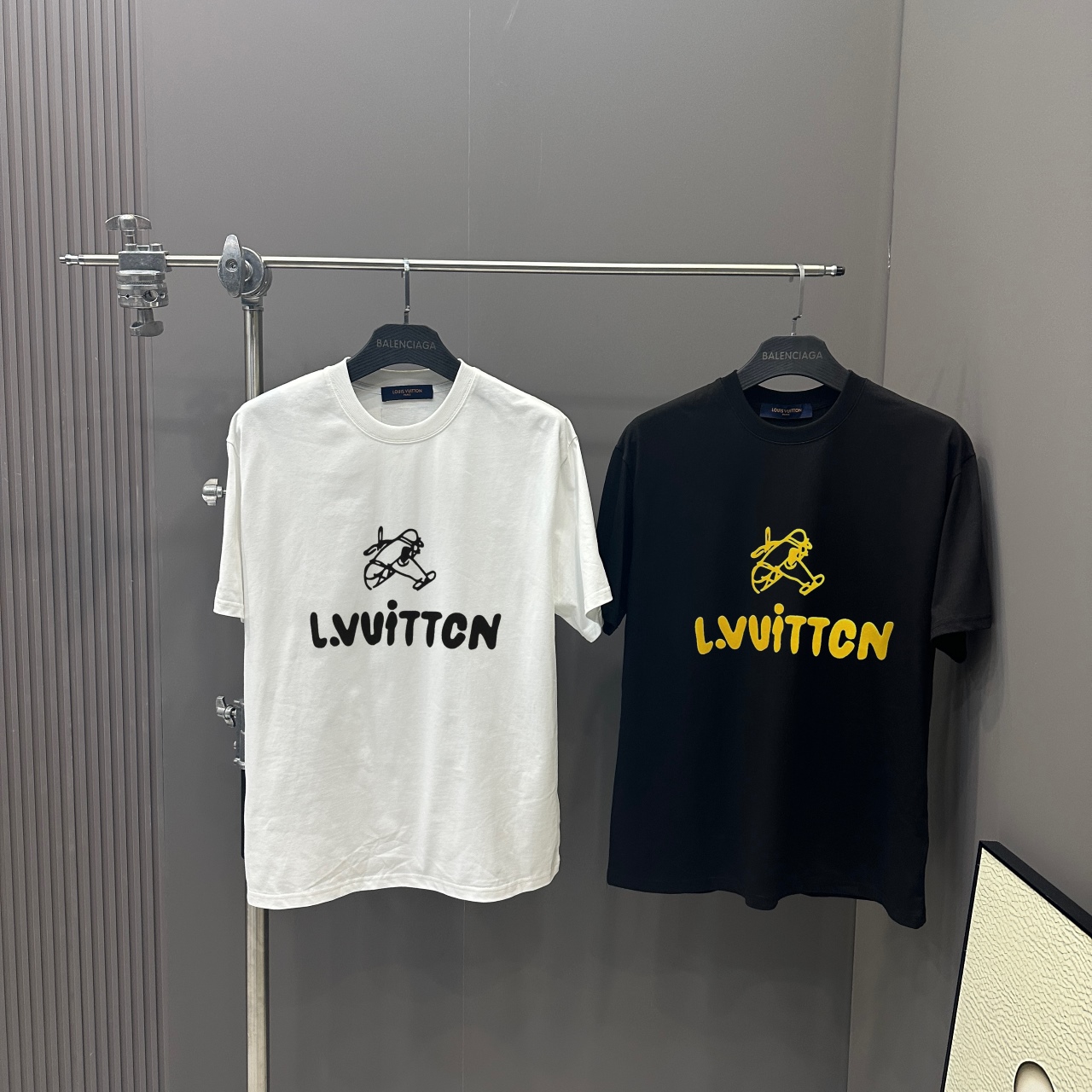 P70 LOUIS VUITTON Camiseta de cuello redondo clásica de primavera/verano 2024 con estampado, confeccionada con algodón …