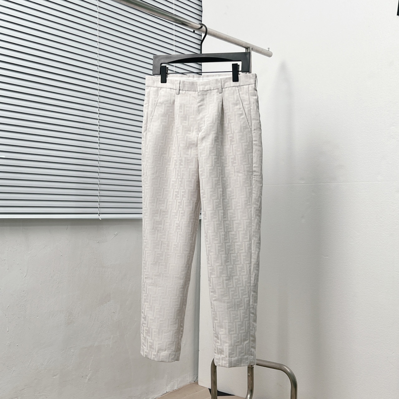 Pantalones de traje Fen D*/Fendi con patrón FENDI Shadow micro. Tallas: 30, 32, 33, 34, 36, 38, 40
