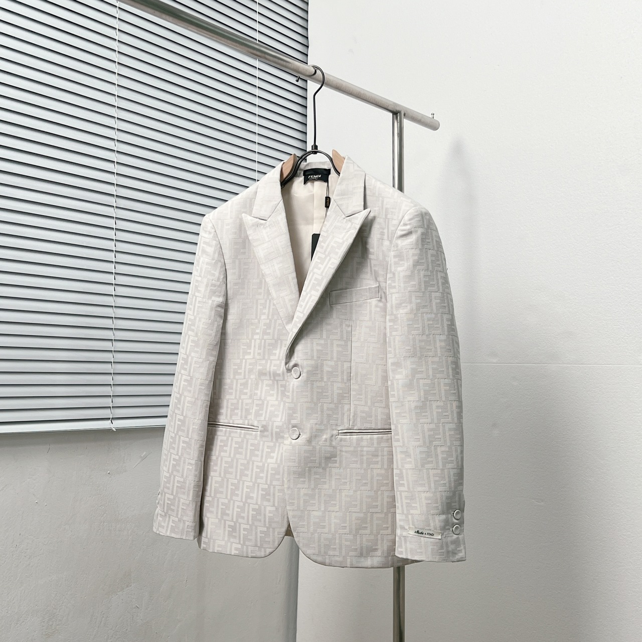 Traje Fen D*/Fendi con patrón FENDI Shadow micro. Tallas: 48, 50, 52, 54, 56, 58